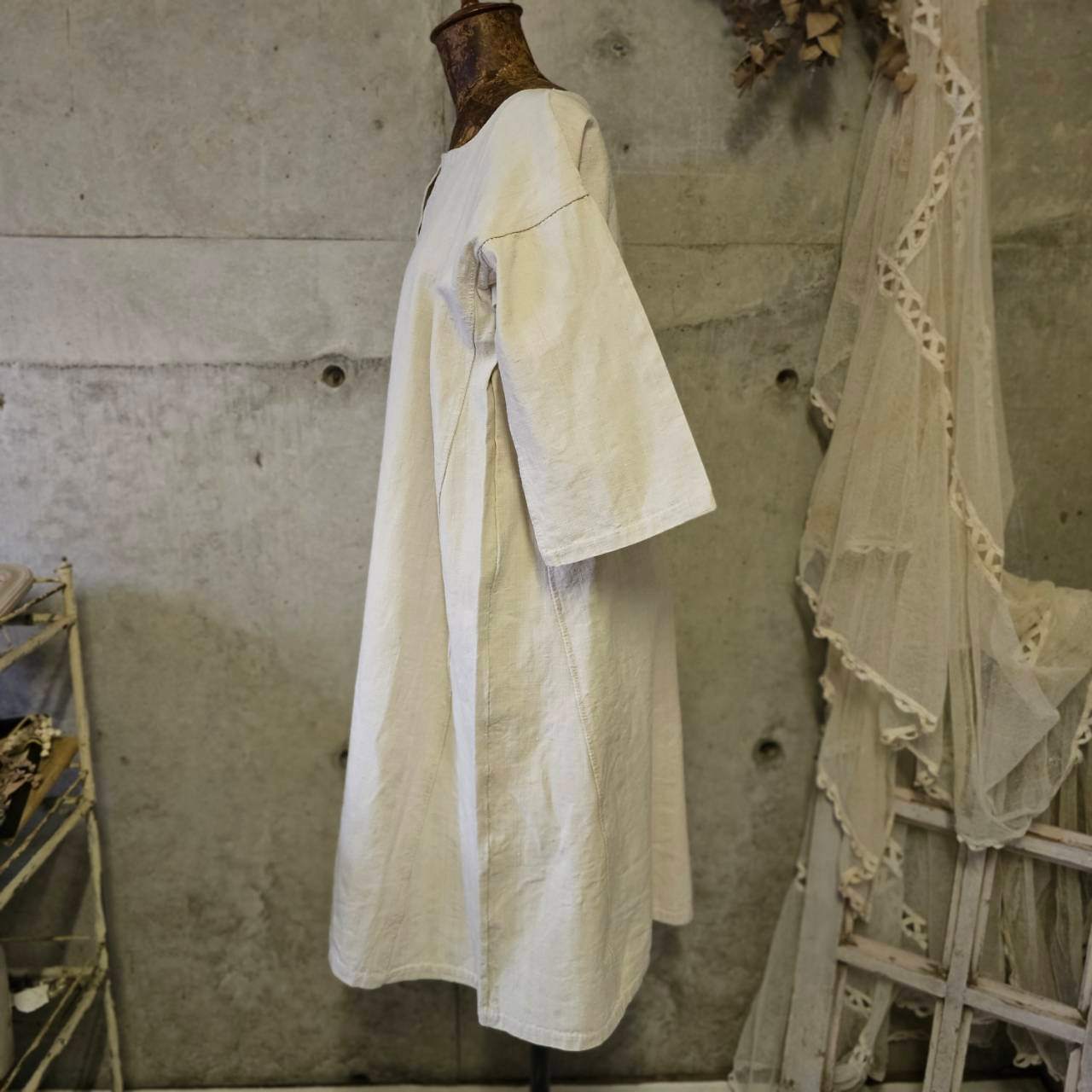 Euro antique(ヨーロッパアンティーク) france 手織りリネンとモノグラム刺繍の物語的ワンピース 表記無し(L~程度) アイボリー
