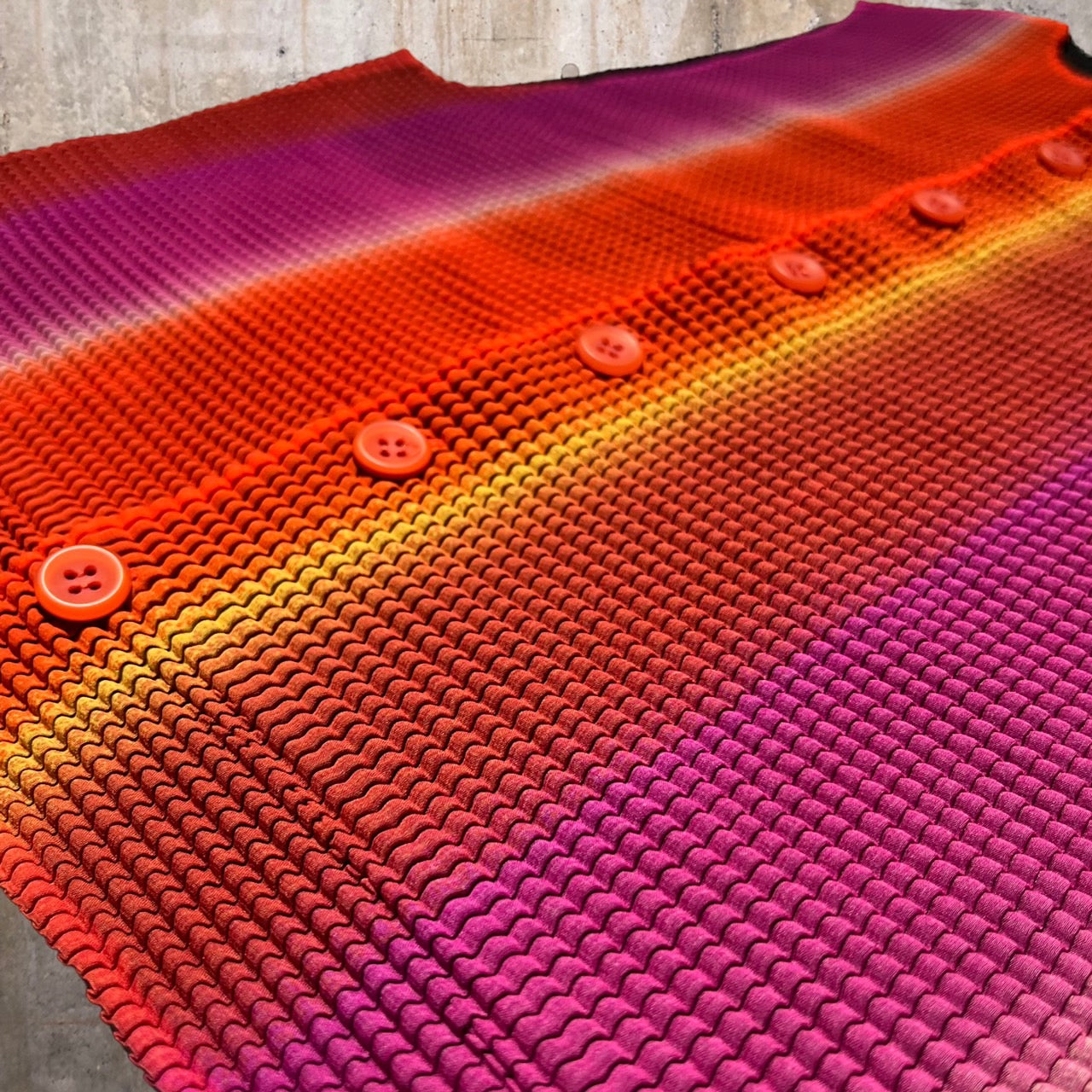 ISSEY MIYAKE(イッセイミヤケ) 98’sグラデーションプリーツベスト IM84-FE650 M オレンジ×ピンク