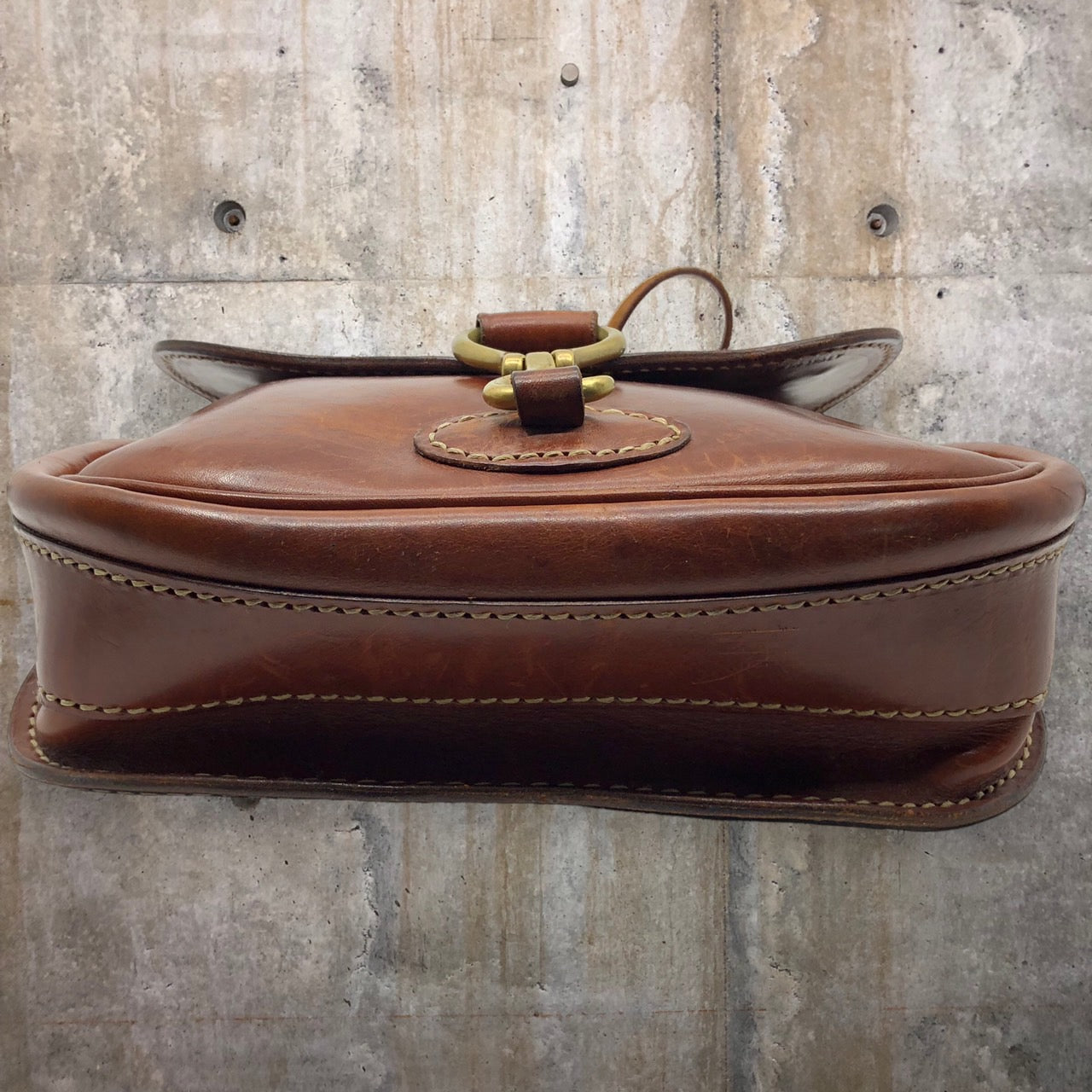 ISAIAH KINCAID(イザヤキンケイド) ヴィンテージ真鍮バックルレザーショルダーバッグ ブラウン イタリア製 厚革