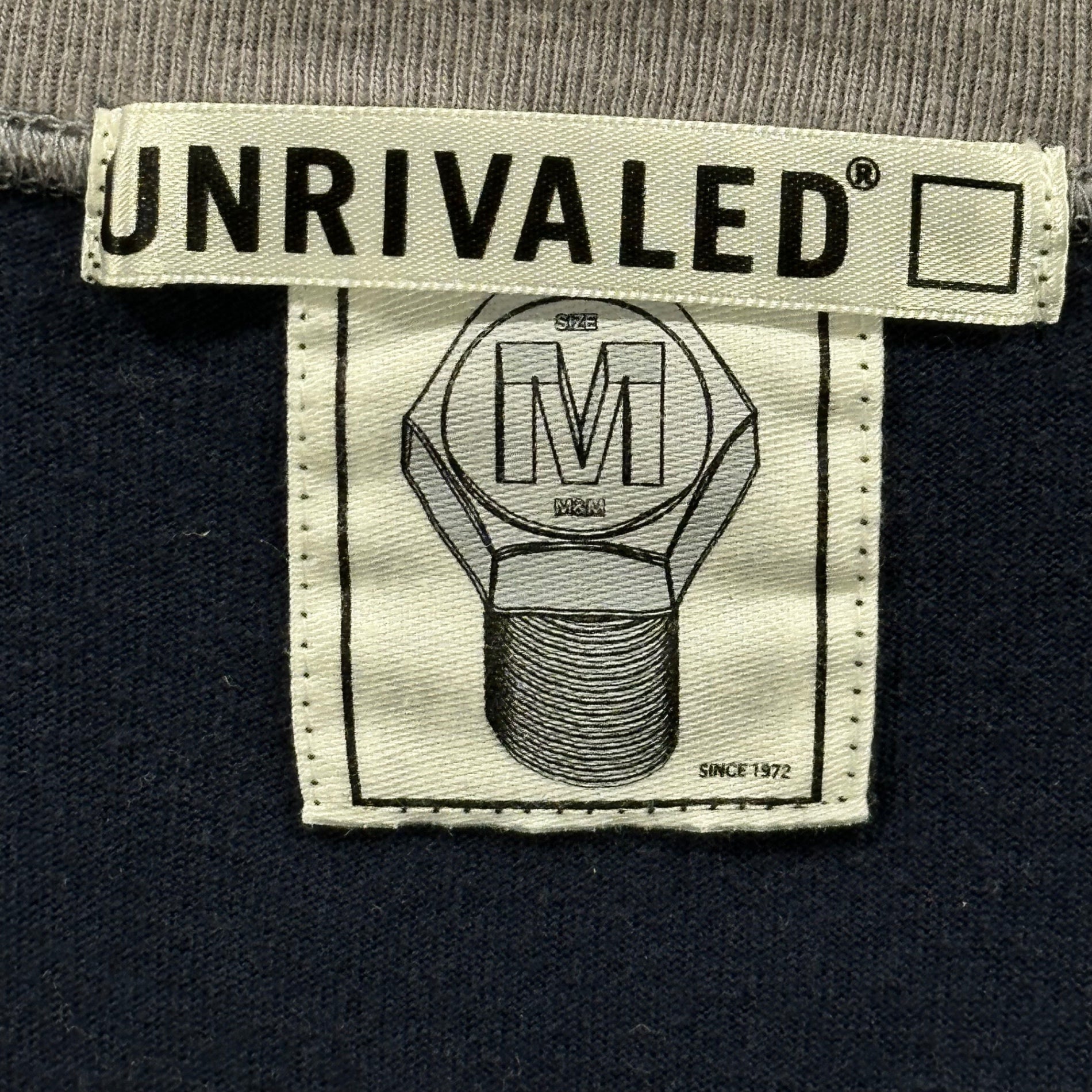 m&m CUSTOM PERFORMANCE × UNRIVALED(エムアンドエム × アンライバルド) Chest Logo Backster Crewneck T-Shirt 胸ロゴ バックスター 半袖 Tシャツ M ネイビー×グレー