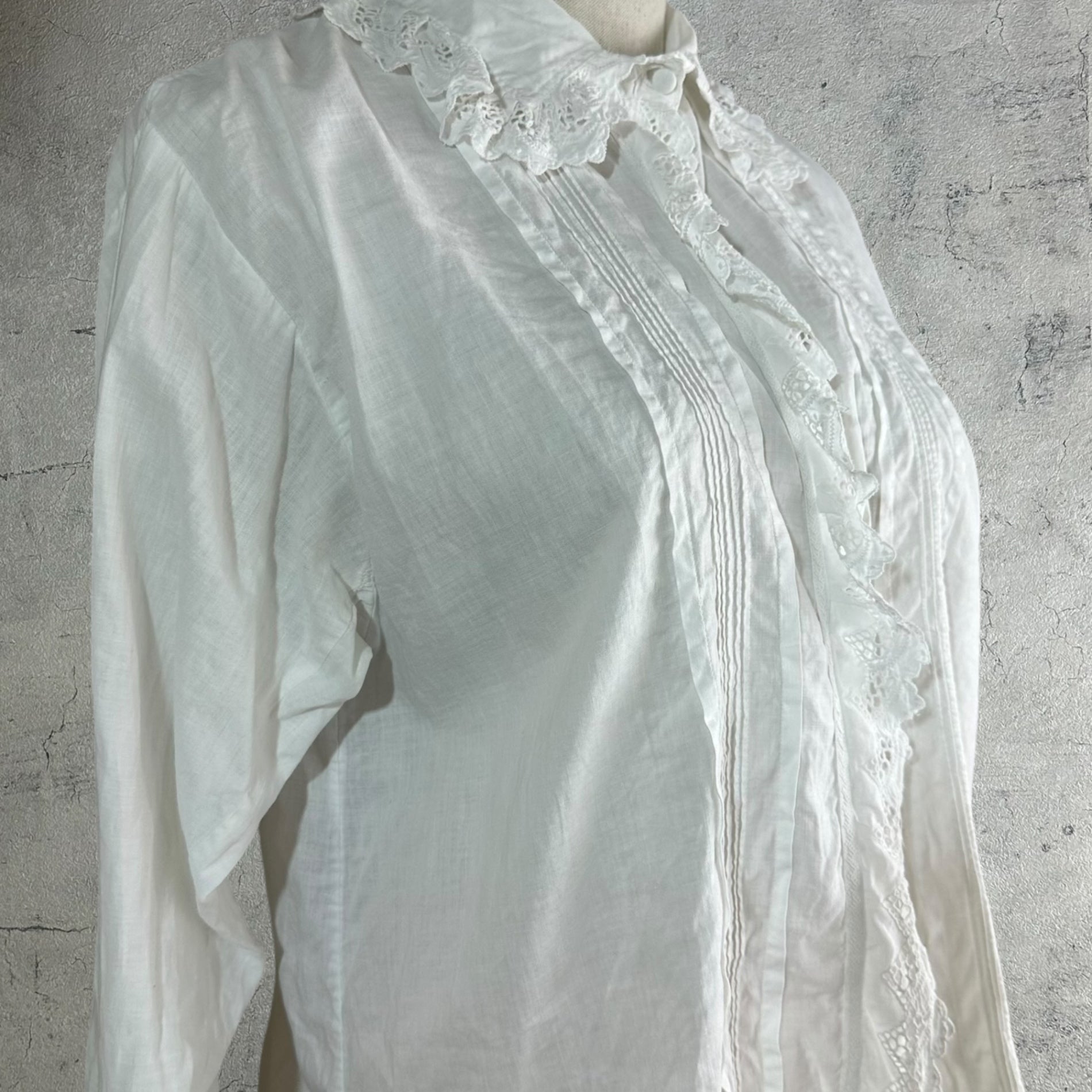 Euro vintage(ヨーロッパヴィンテージ) cuddle_30's~cutwork frill decorated collar white cotton blouse カットワークフリル襟のコットンブラウス Mサイズ程度 ホワイト/染み有