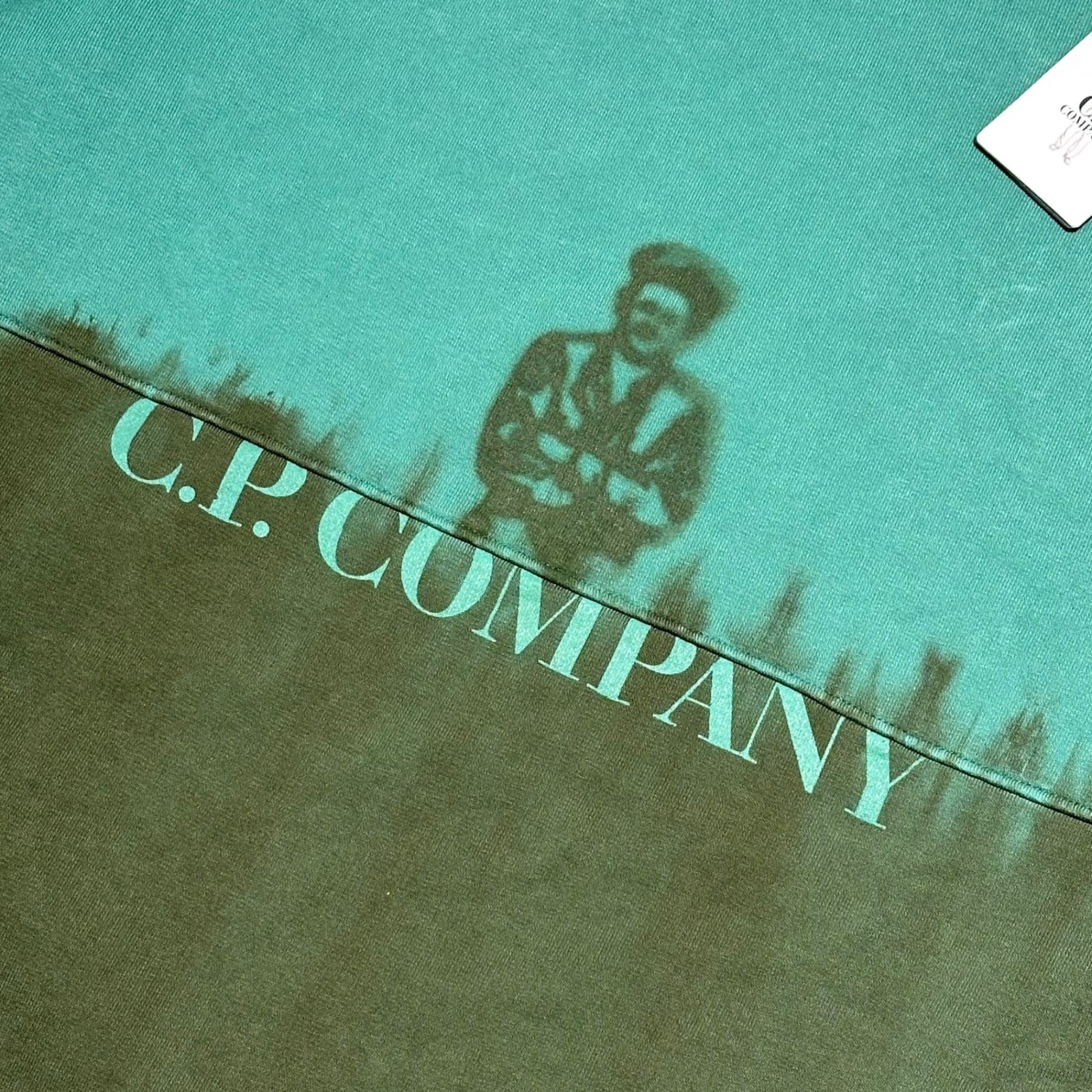 C.P.COMPANY(シーピーカンパニー) Two-Tone Center Logo Crew Neck Sweatshirt 2トーン センター ロゴ クルーネック スウェット 14CMSS251A 006312S XXL グリーン×カーキ