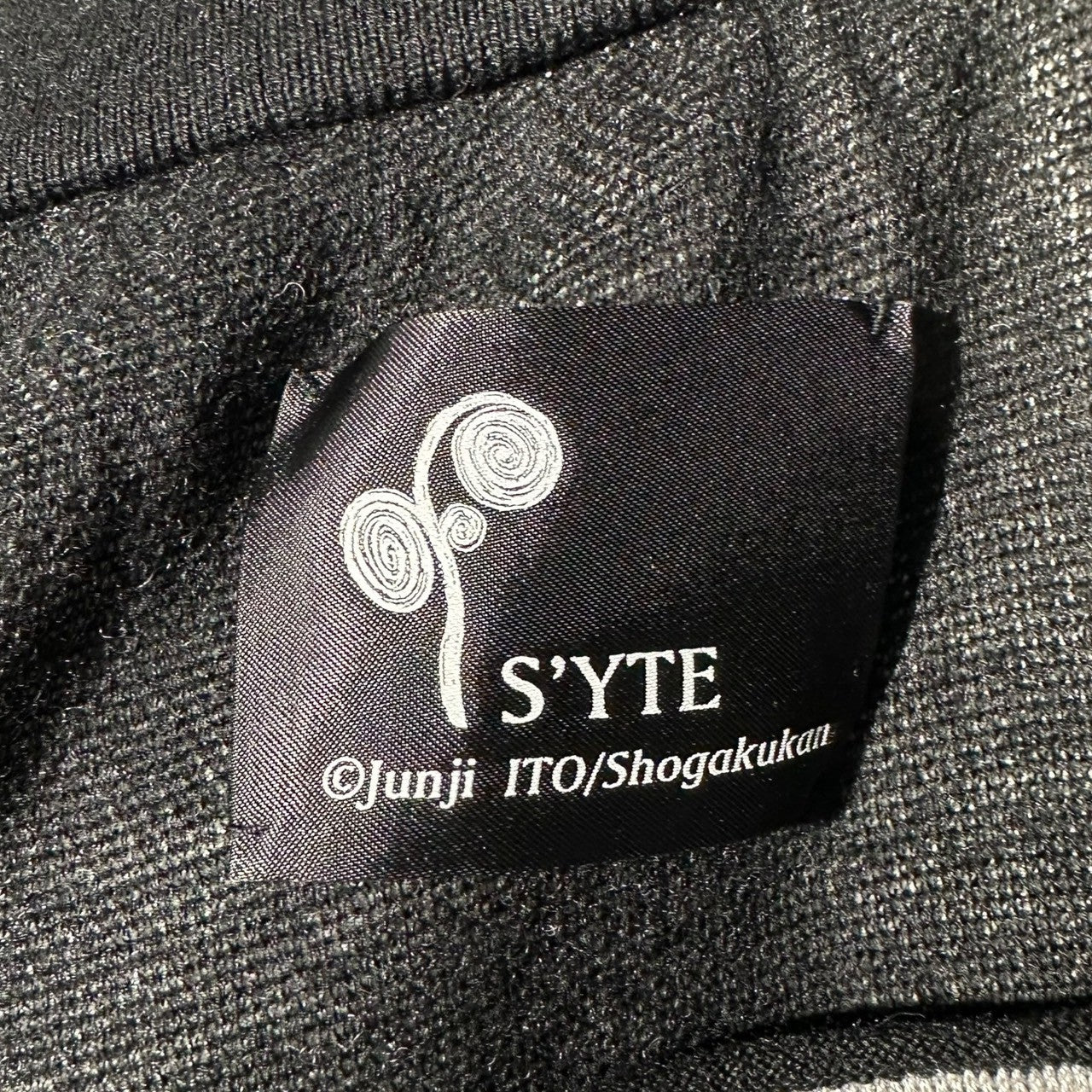 S'YTE × Junji ITO(サイト × ジュンジ イトウ) 20AW Tomie Front Back Placement Easy Jersey Jacquard Hakama Pants 富江 フロント バック 配置 イージー ジャガード 袴 パンツ UJ-K41-614 3(L程度) ブラック 伊藤潤二氏デビュー作 富江 名作コラボ