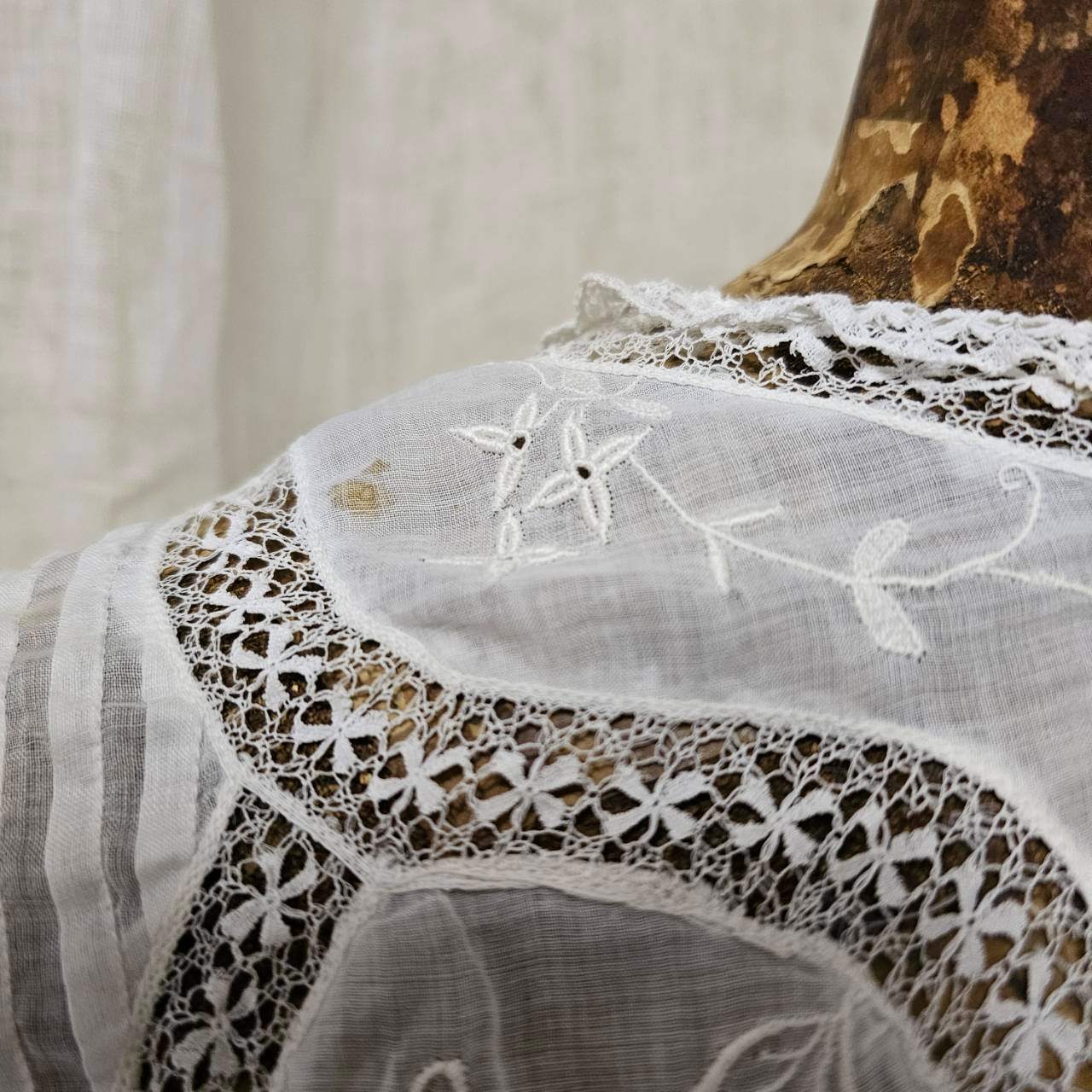 Euro antique(ヨーロッパアンティーク) 20's~handwork made lace and embroidery long sleeve blouse ハンドレースと刺繍のアンティークブラウス S~M程度 ホワイト