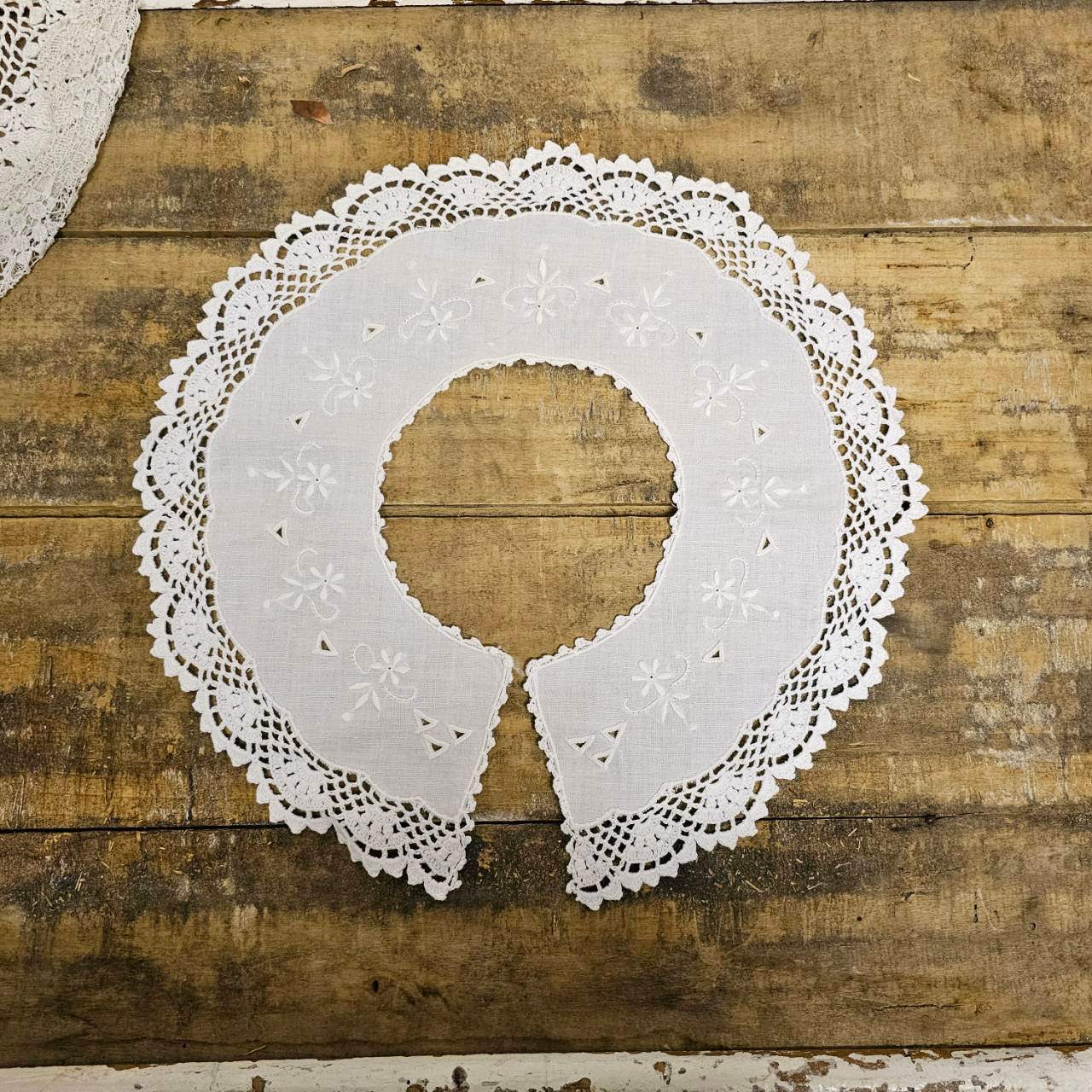 Euro vintage(ヨーロッパヴィンテージ) cottonlinen flower embroidery mini collar コットンリネンの花刺繍入りちいさなつけ襟 未使用に近い ホワイト