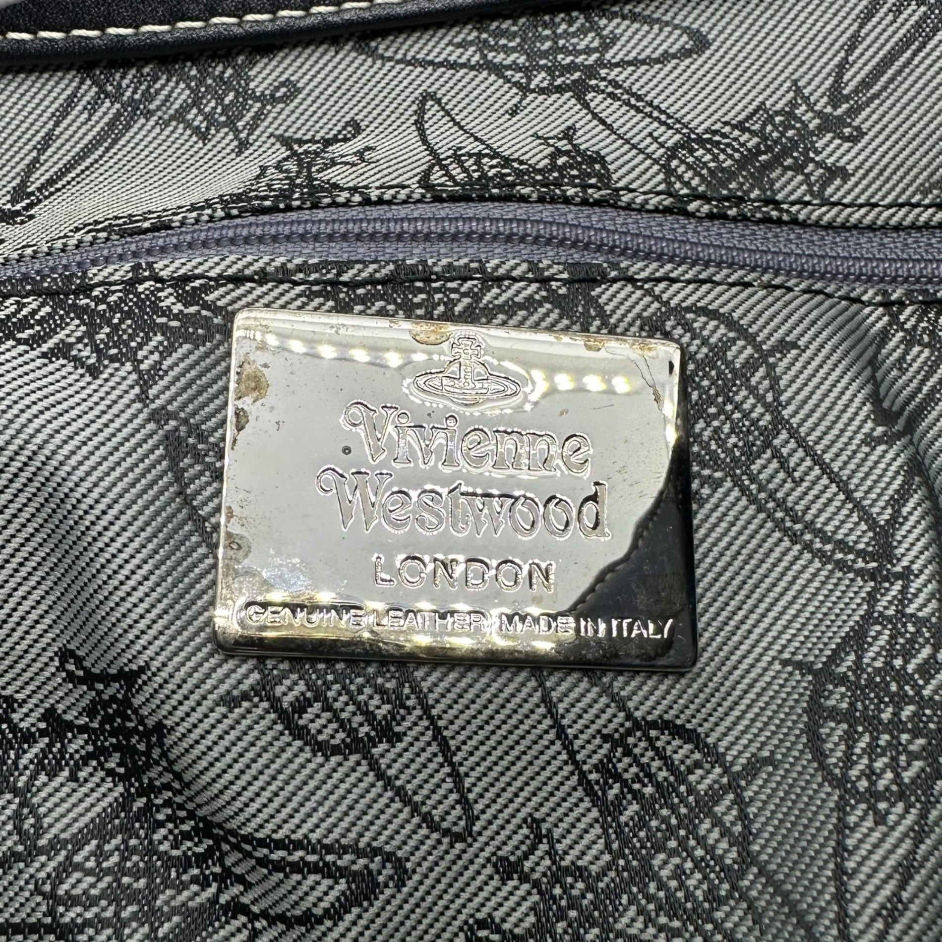 Vivienne Westwood(ヴィヴィアンウエストウッド) Orb logo embossed leather handbag オーブ ロゴ 型押し レザー ハンドバッグ ブラック 肩掛け ドクロ 星 ペイズリー