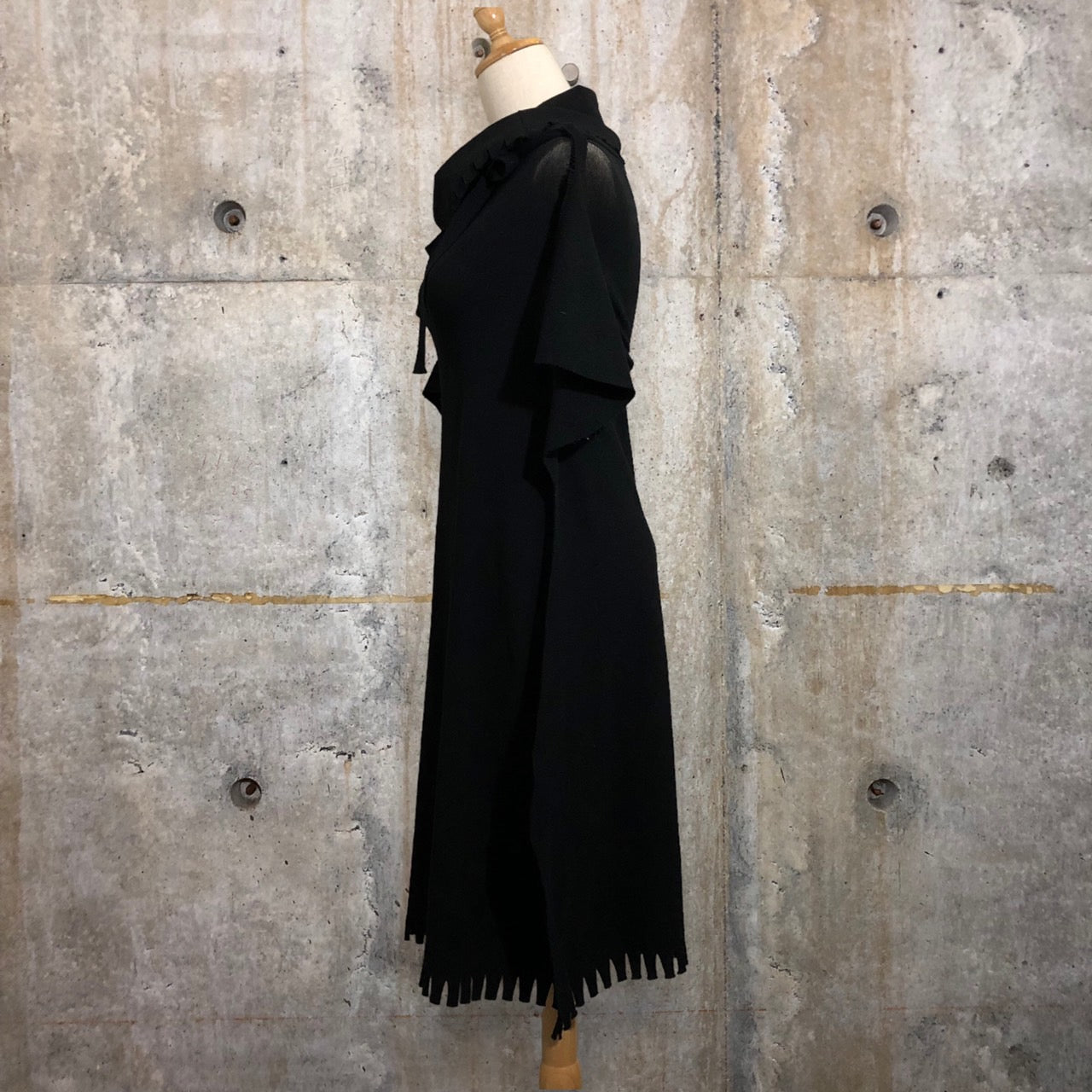 ISSEY MIYAKE FETEI(イッセイミヤケフェット) 07AW変形スリーブフリンジワンピース IF73KG534 2(Mサイズ) ブラック 平面パターン