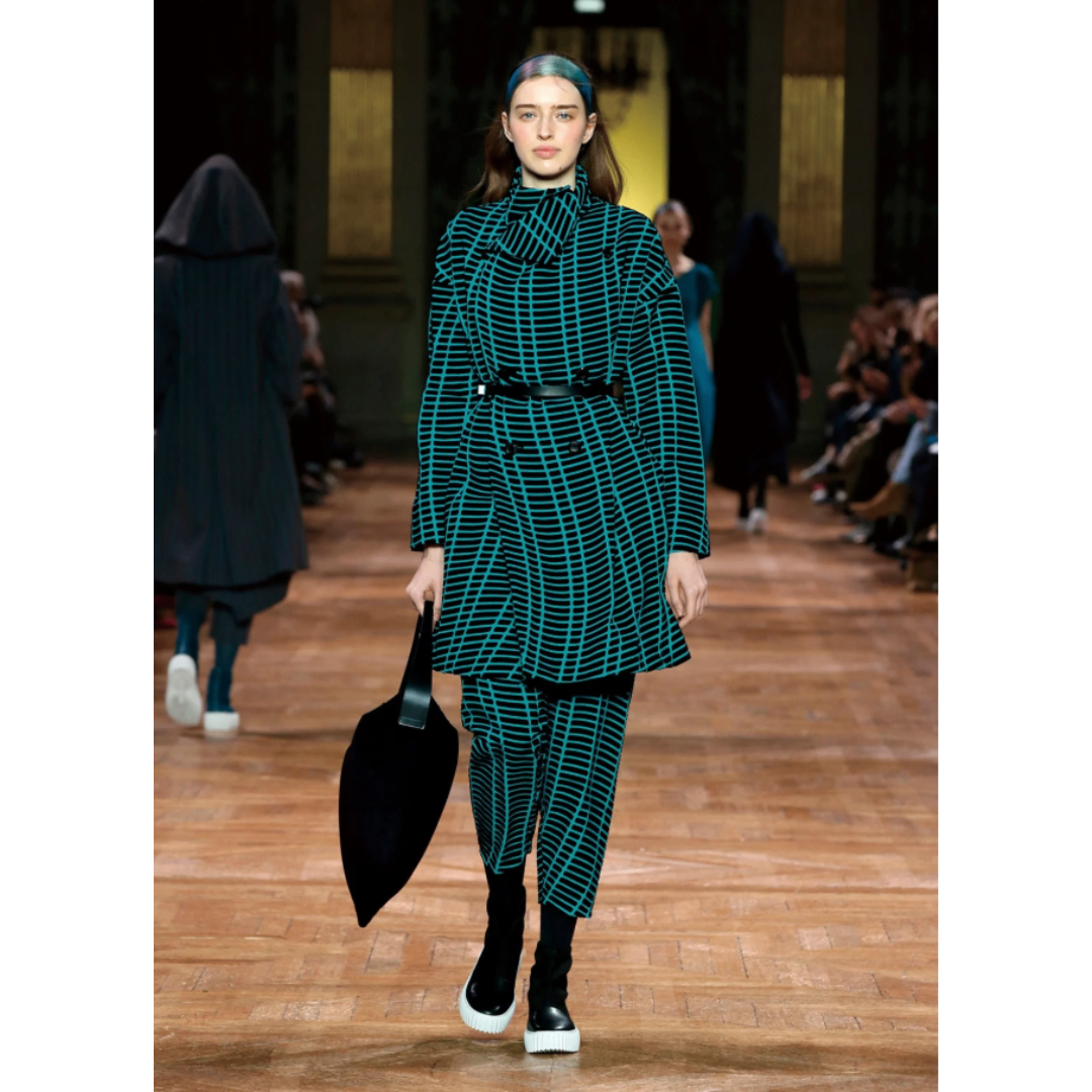 ISSEY MIYAKE(イッセイミヤケ) 17AW Wave Pattern Double Polyester Coat ウェーブ パターン ダブル ポリエステル コート IM74FD515 2(M程度) ブラック コレクション着用モデル メンズ着用可