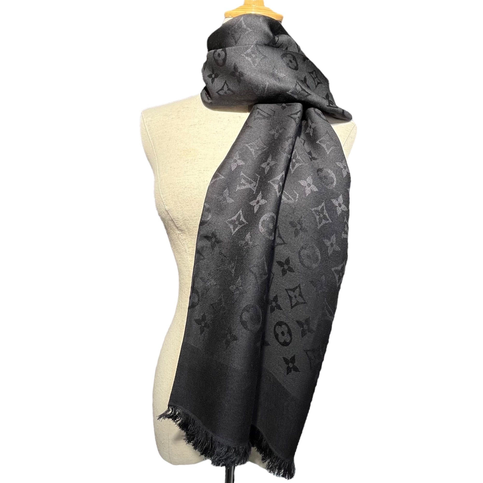 LOUIS VUITTON(ルイヴィトン) Shawl monogram ショール・モノグラム M71329 ブラック ストール シルク スカーフ 箱付