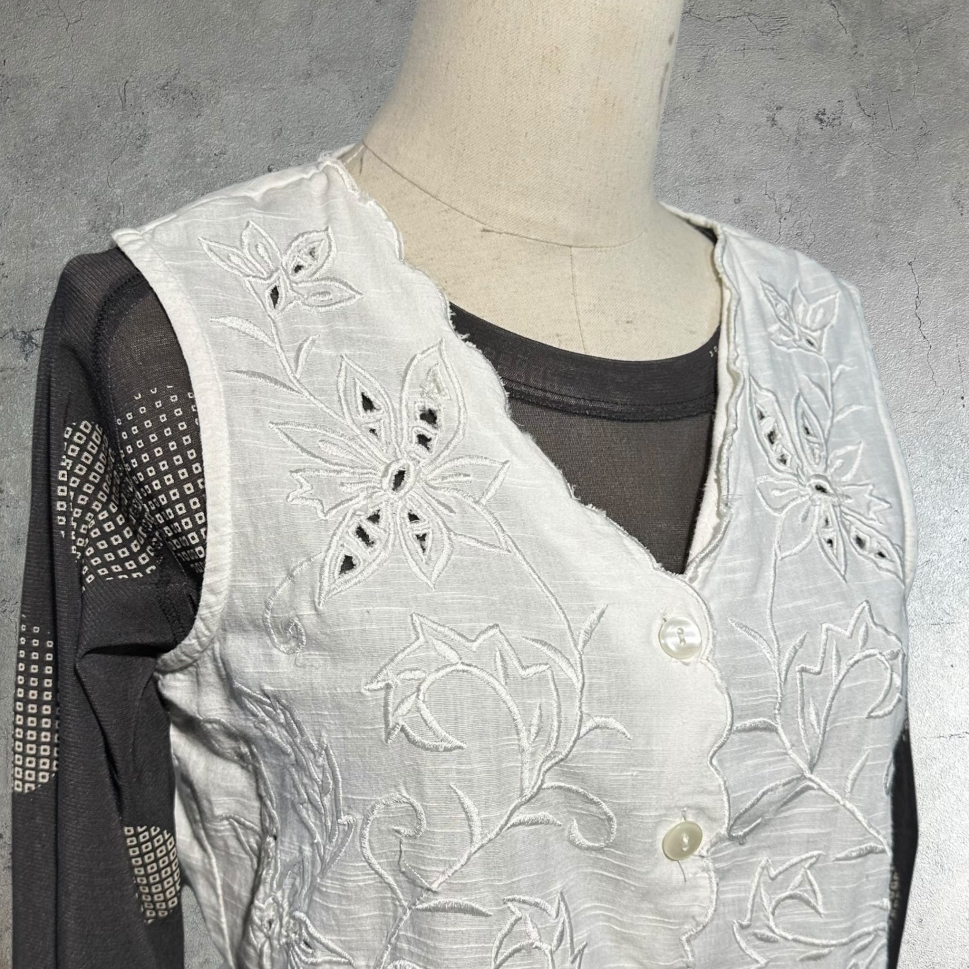 vintage(ヴィンテージ) leaf and flower stich vest blouse リーフと花刺繍のカットワークレース前開きベスト ブラウス 表記無し(Mサイズ程度) ホワイト