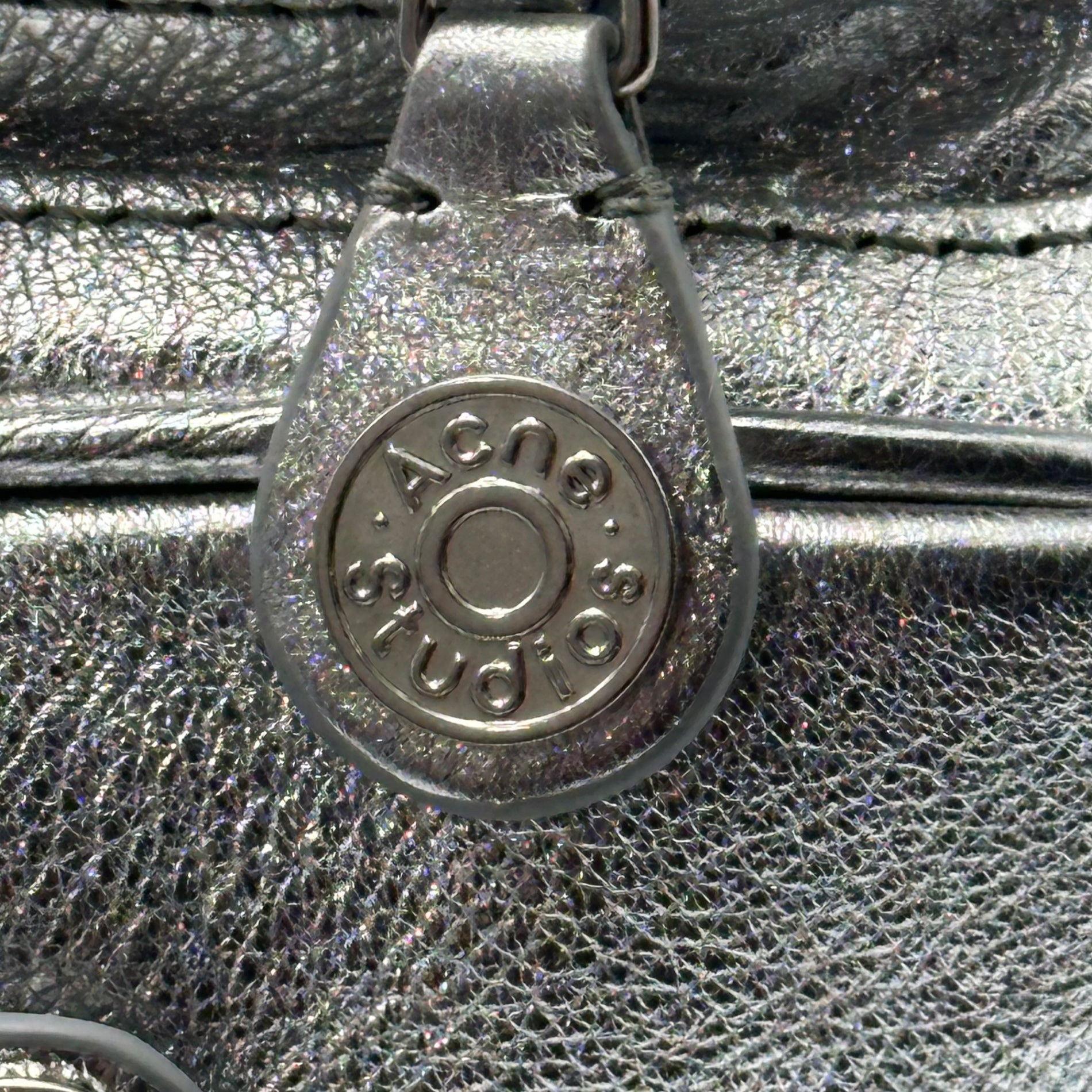 Acne Studios(アクネストゥディオズ) Camero Party Grainy Metallic カメロ パーティー グレイン メタリック A10460- シルバー 肩掛け ワンショルダー バッグ