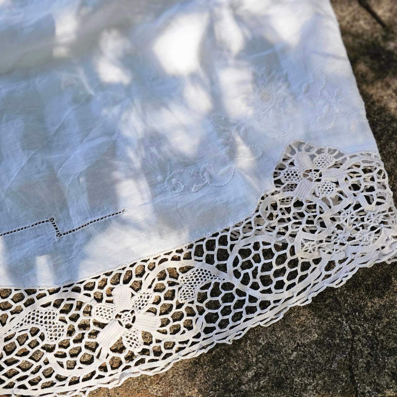 VINTAGE(ヴィンテージ) what_flower embroidery round lace table mat fabric フラワー刺繍とレースのラウンドテーブルクロス マット ホワイト×ベージュ