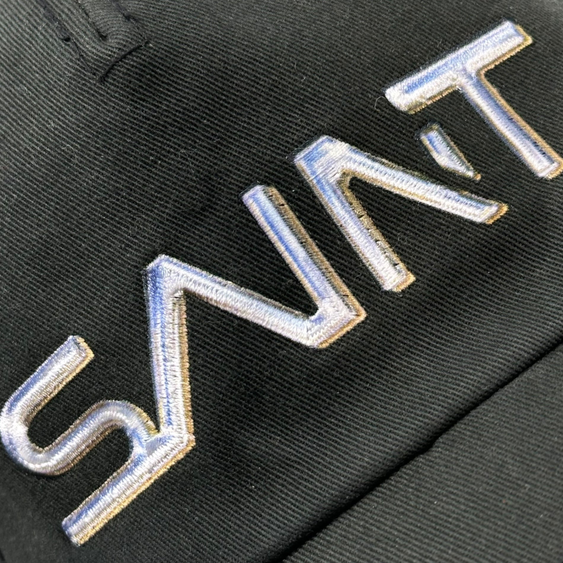 SAINT MICHAEL(セントマイケル) 25AW SORAYAMA SRYM CAP 空山基 ロゴ 刺繍 キャップ SM-HR1-0000-C81 OS ブラック 帽子 コラボ
