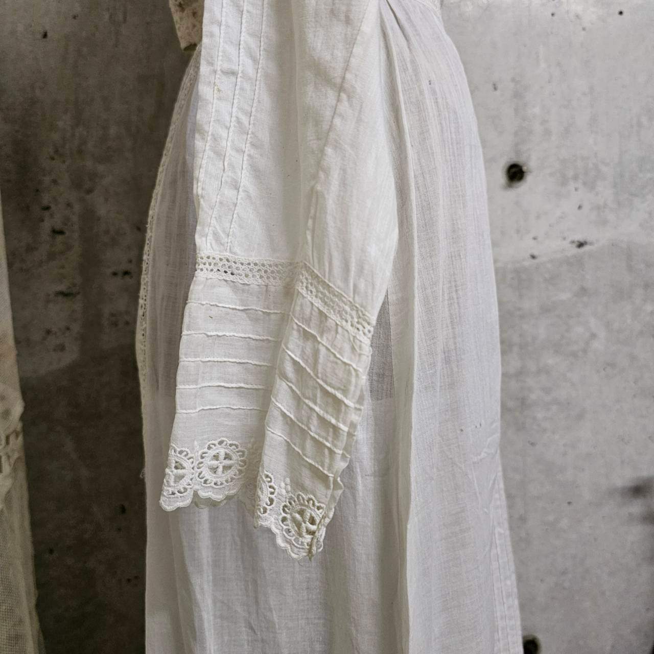 Euro antique(ヨーロッパアンティーク) 10's~Victorian cotton standcollar long onepiece コットンのスタンドカラーとレースのロング丈ドレス ワンピース ウエスト:約56cm、着丈:約135cm/各所にダメージ有 ホワイト