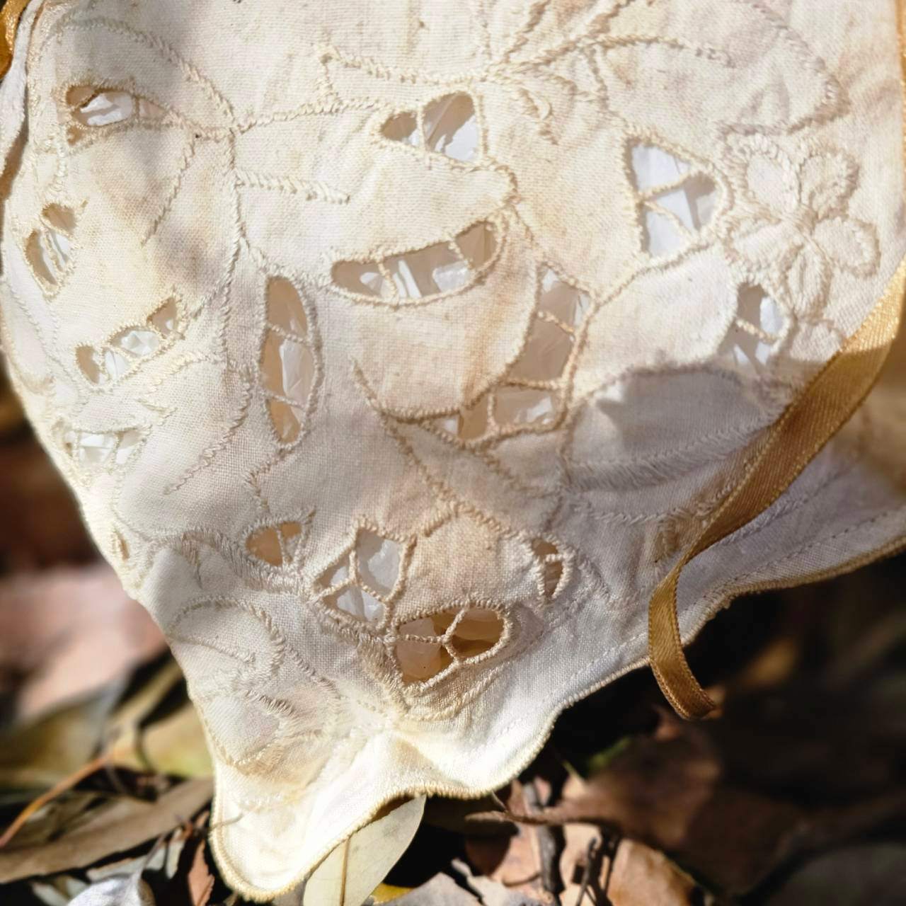 Euro antique(ヨーロッパアンティーク) linen cutwork embroidery purse アンティークリネンのカットワーク刺繍巾着 ポーチ 後染め加工 ベージュ