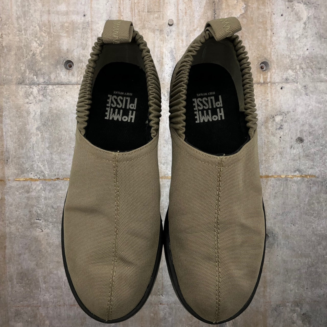 HOMME PLISSE ISSEY MIYAKE(オムプリッセイッセイミヤケ) サイドプリーツスリッポン HP01AJ518 26 カーキ