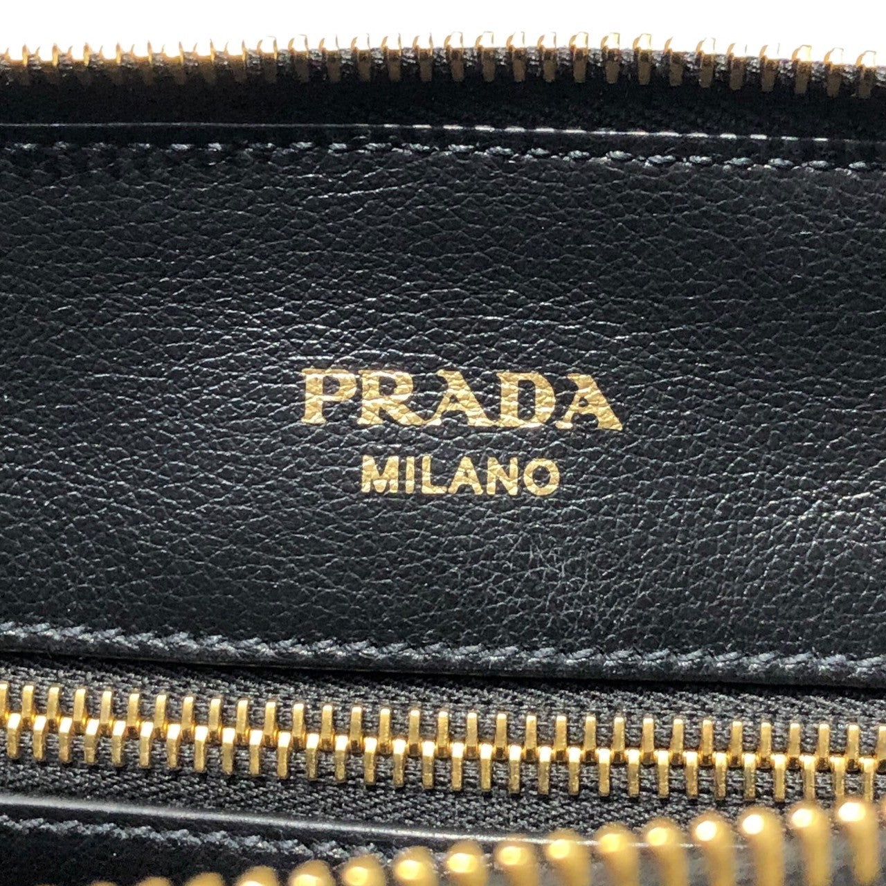 PRADA(プラダ) Embossed logo calf leather 2WAY shoulder bag エンボスロゴ カーフレザー 2WAY ショルダーバッグ 1BA104 ブラック ギャランティカード付属 ロゴ