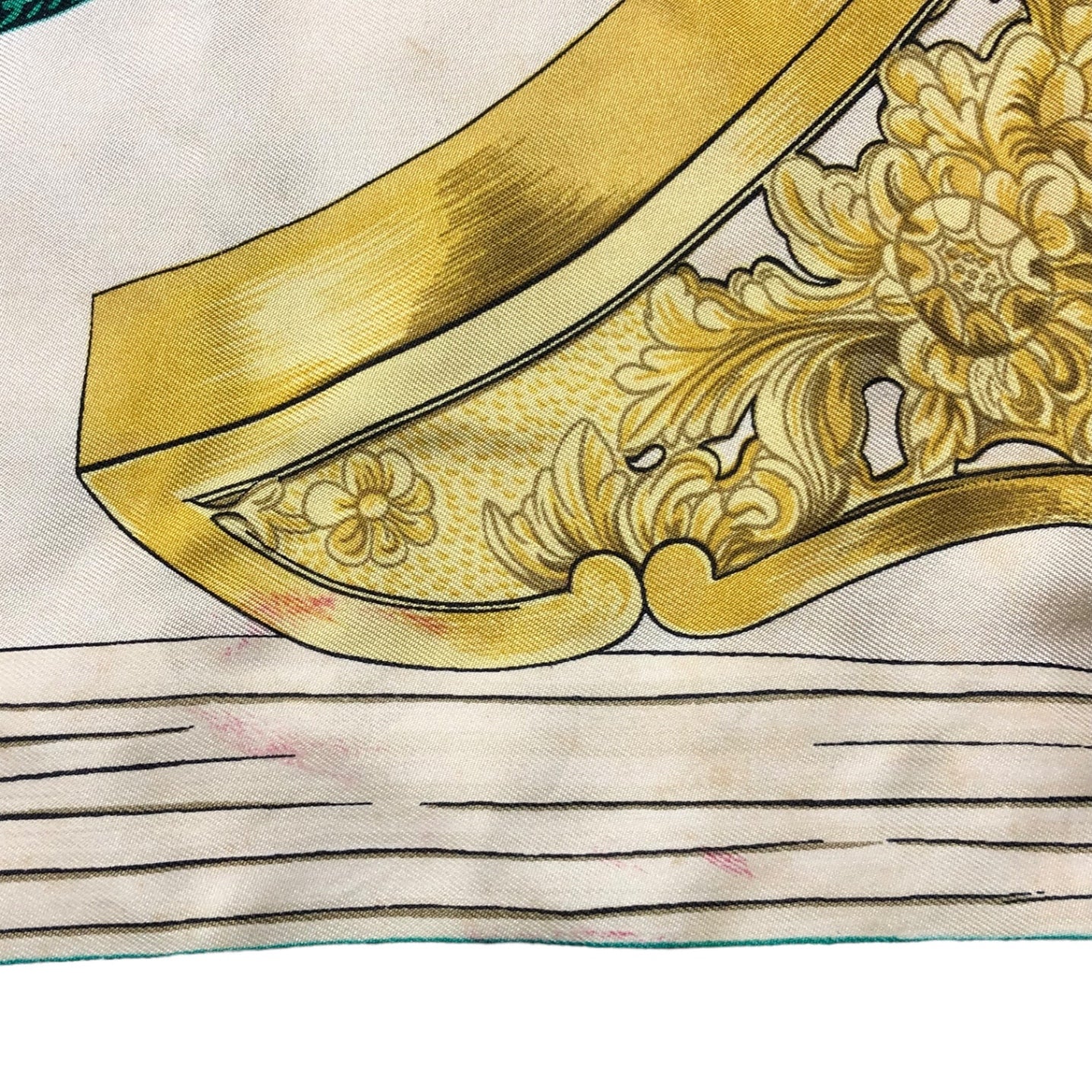 HERMES(エルメス) Carres 90 ”ETRIERS” カレ 90 グリーン×ゴールド 鐙柄 馬具柄 シルク スカーフ