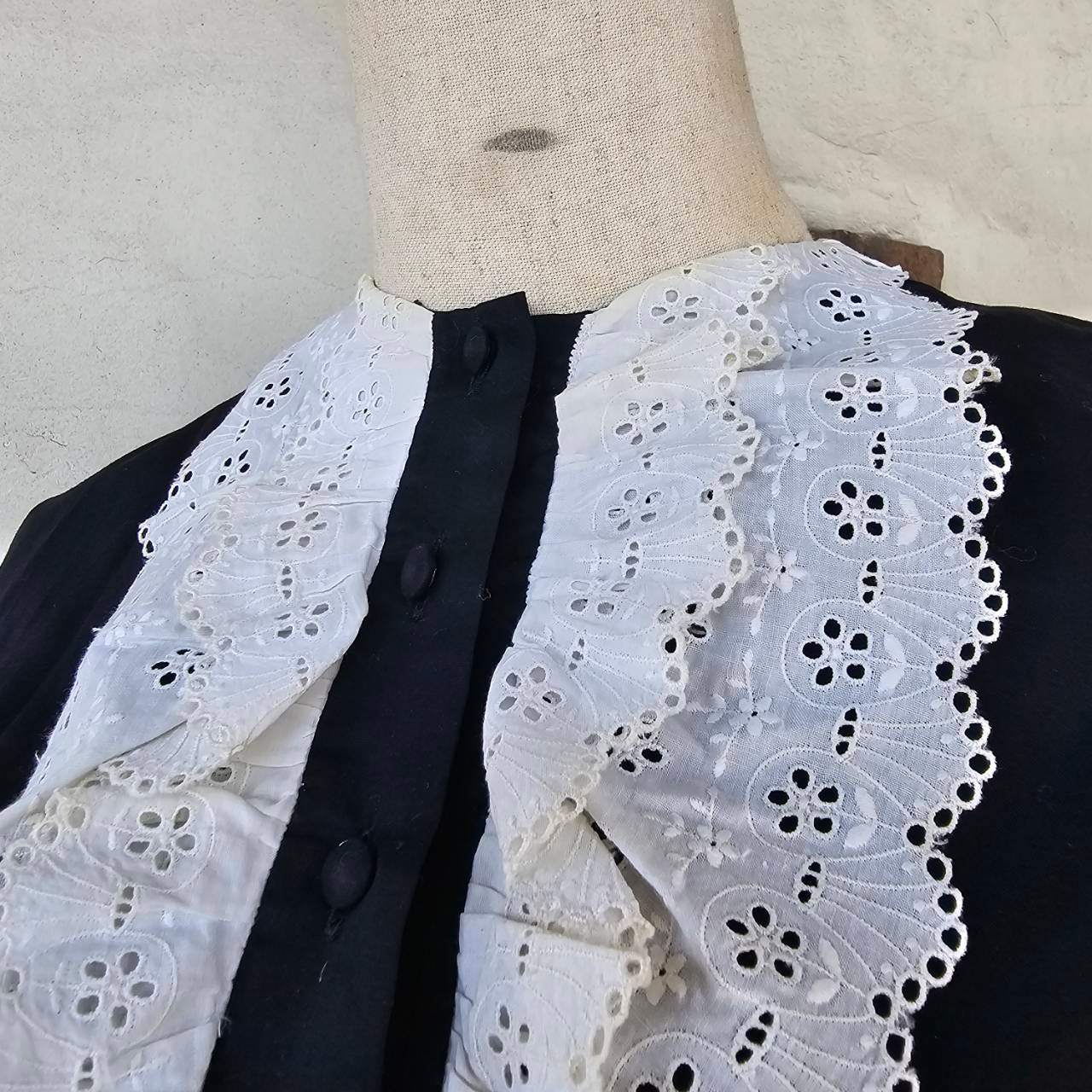 Euro vintage(ヨーロッパヴィンテージ) 60’s~black white cutwork frill lace classic cotton blouse クラシカルなフリルレースの長袖ブラウス M~L程度/シミ有 ホワイト×ブラック
