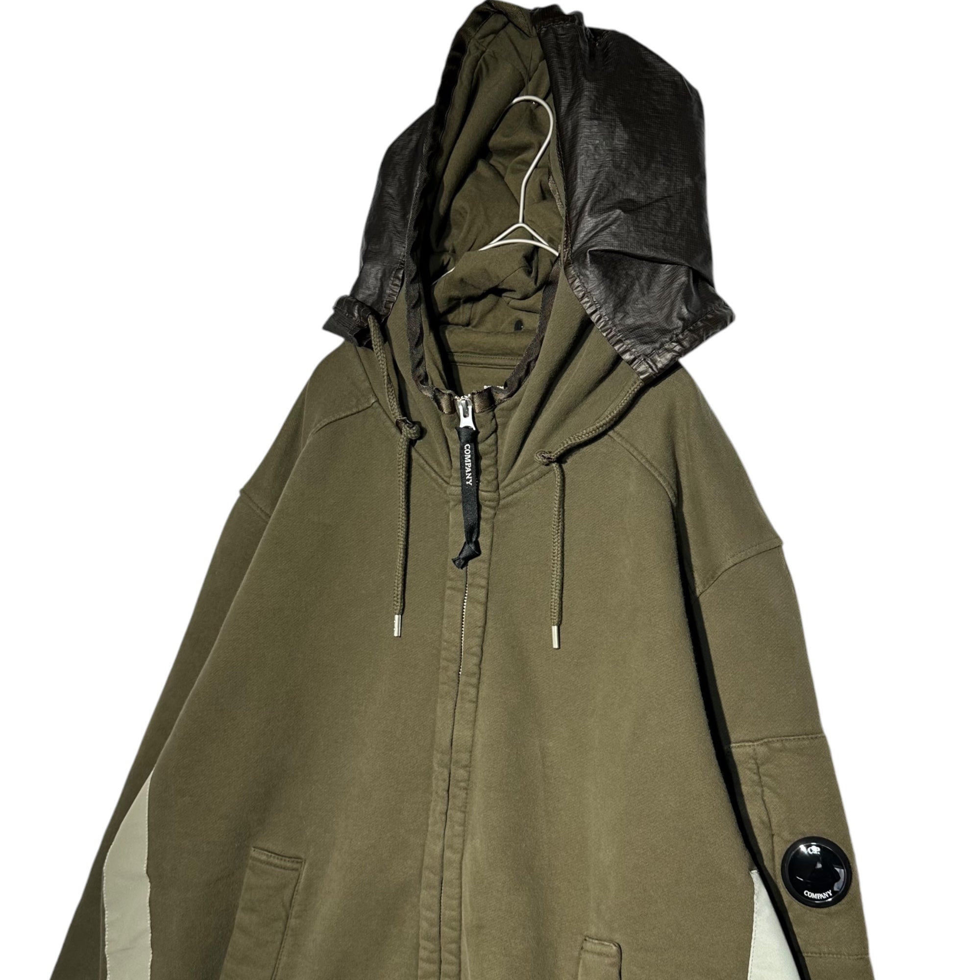 C.P.COMPANY(シーピーカンパニー) DIAGONAL FLEECE 2/1 ZIPPED HOODIE ダイアゴナル フリース ジップ フーディ 15CMSS161A 2XL カーキ パーカー ジャケット スウェット