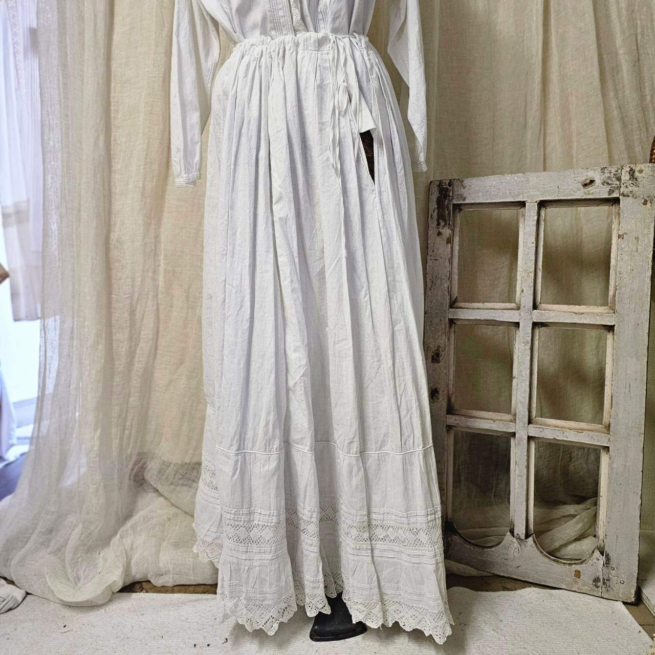 Euro antique(ヨーロッパアンティーク) white cotton red HV initials crochet lace ruffle hem long petit coat skirt イニシャル刺繍と手仕事レース裾デザインのホワイトコットンロングスカート 表記無し(S~M程度) ホワイト about 1890∼1910's