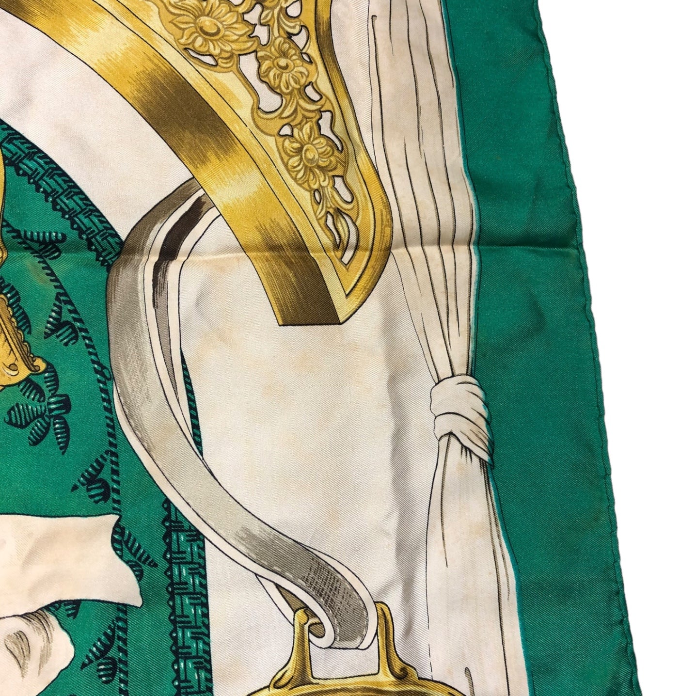 HERMES(エルメス) Carres 90 ”ETRIERS” カレ 90 グリーン×ゴールド 鐙柄 馬具柄 シルク スカーフ