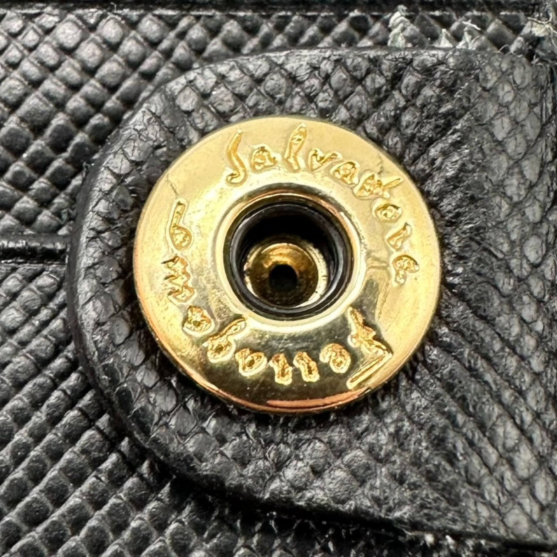 Salvatore Ferragamo(サルヴァトーレフェラガモ) Embossed Leather Wallet エンボス レザー 折り財部 ブラック