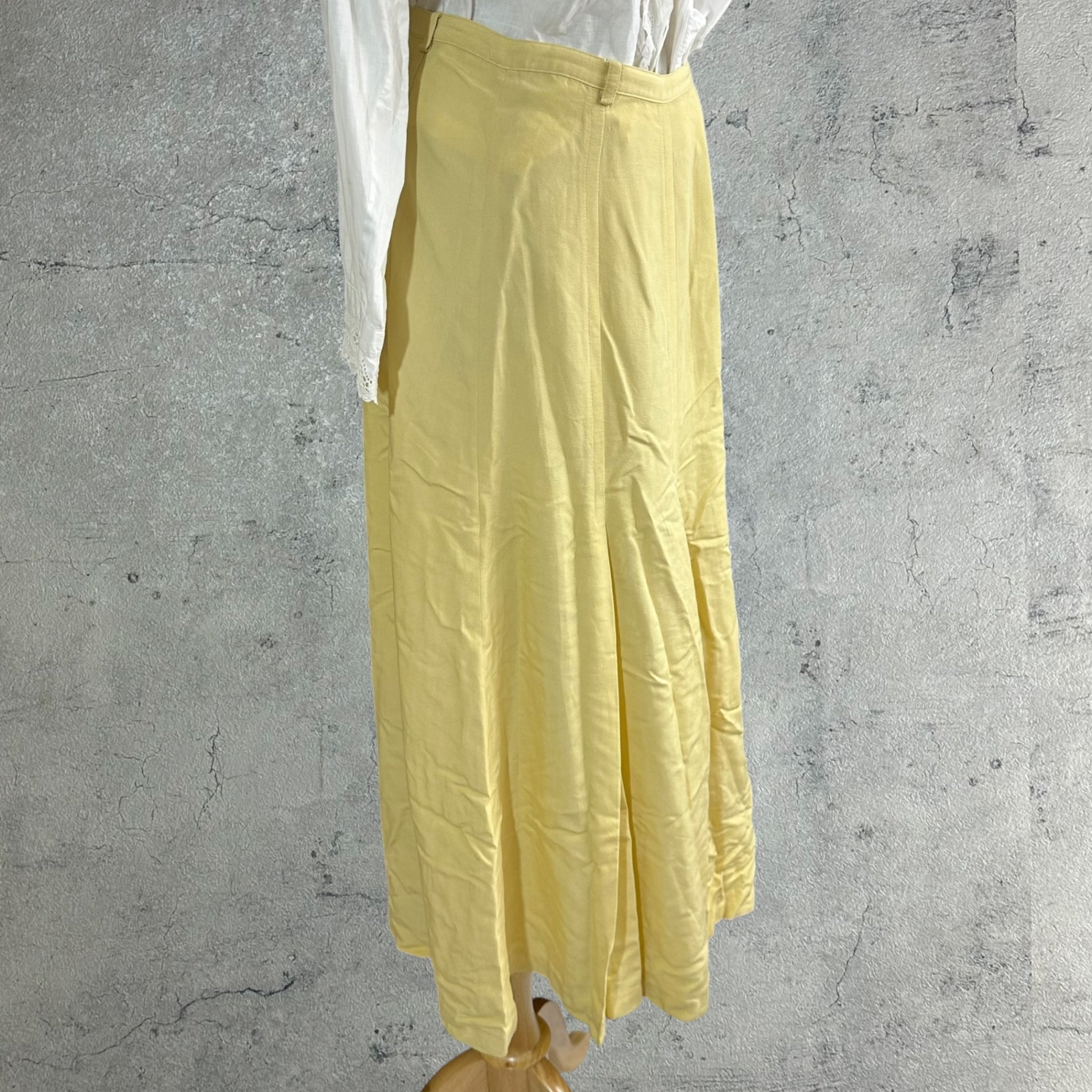 Euro vintage(ヨーロッパヴィンテージ) 【Made in France 】pale yellow box pleated long skirt 淡いイエローのボックスプリーツロングスカート Mサイズ程度 / レーヨン×ポリエステル×リネン混 イエロー