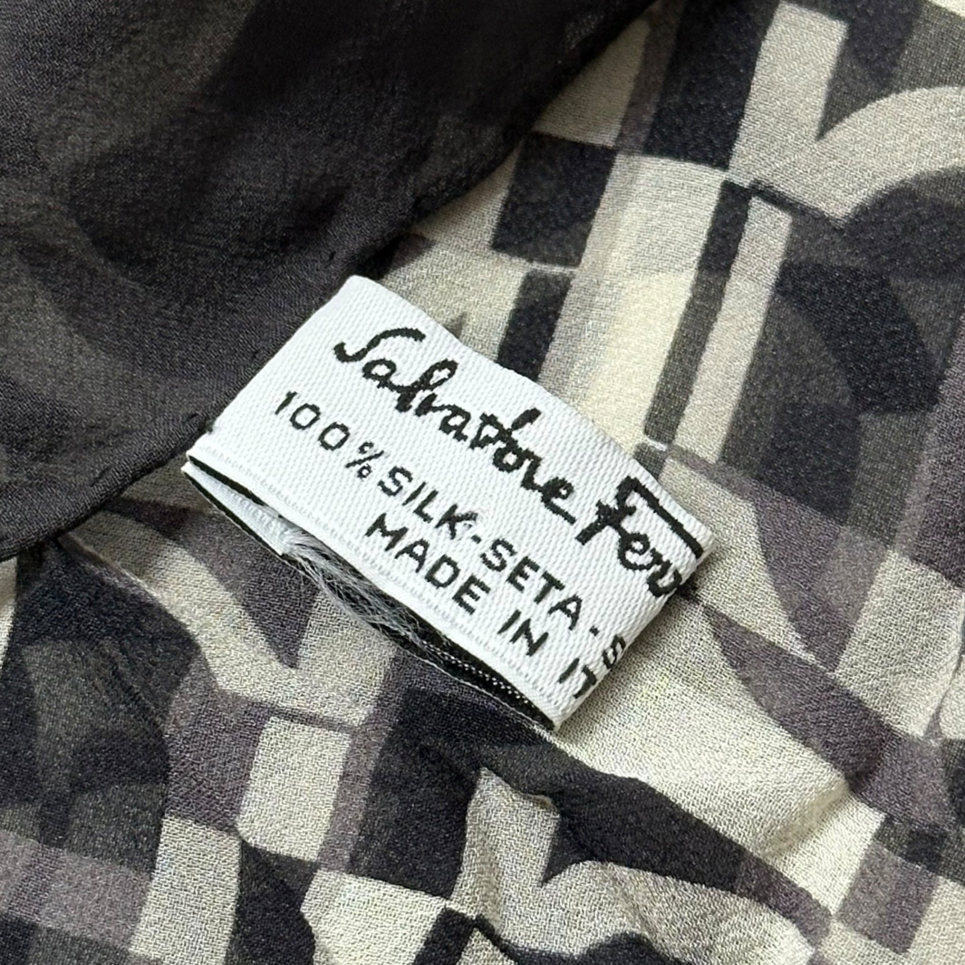 Salvatore Ferragamo(サルヴァトーレフェラガモ) Logo silk scarf ロゴ シルク スカーフ グレー