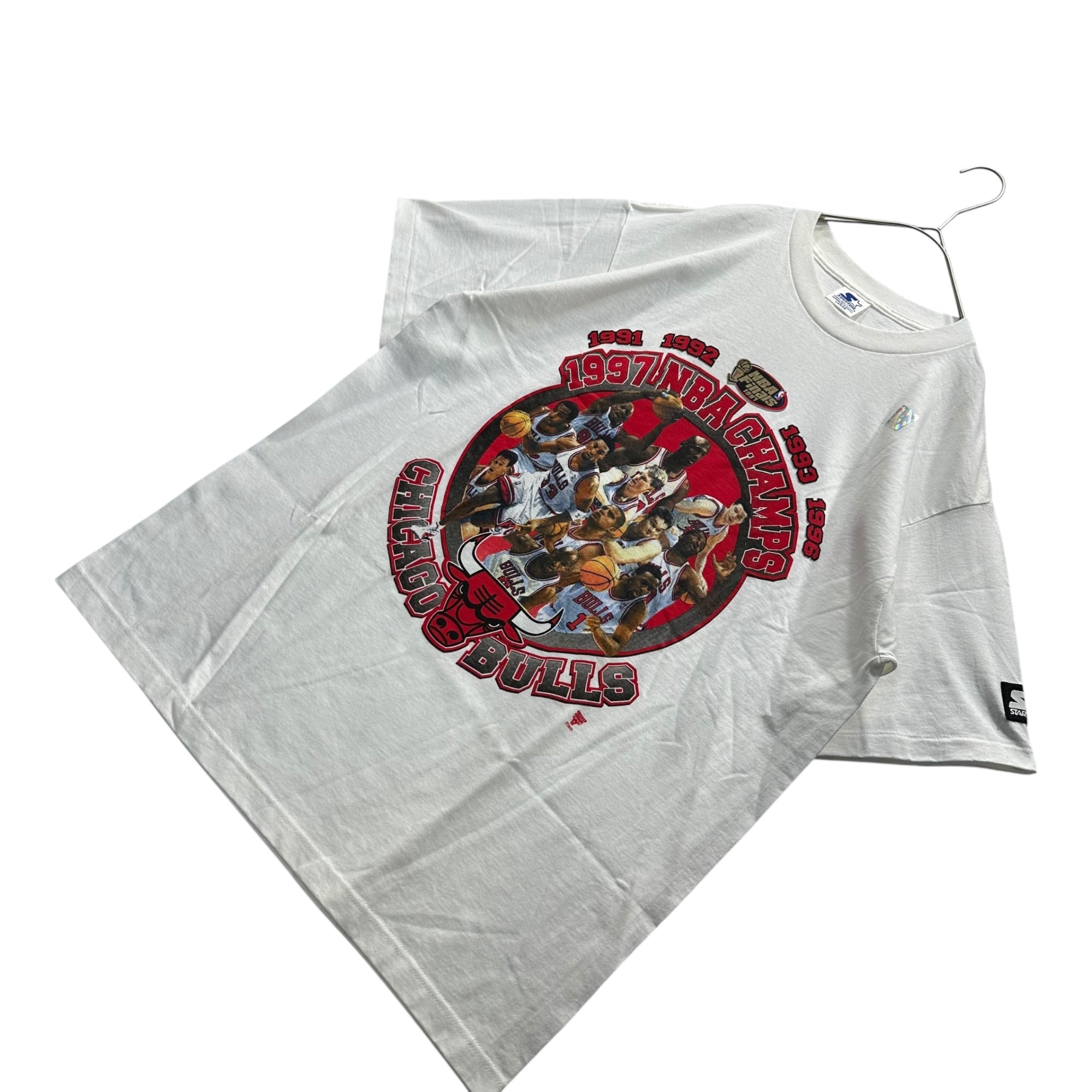 VINTAGE(ヴィンテージ) 1997 NBA CHAMPIONS Chicago Bulls Team Logo Print T-Shirt シカゴブルズ 優勝 チーム ロゴ Tシャツ L ホワイト×レッド マイケルジョーダン