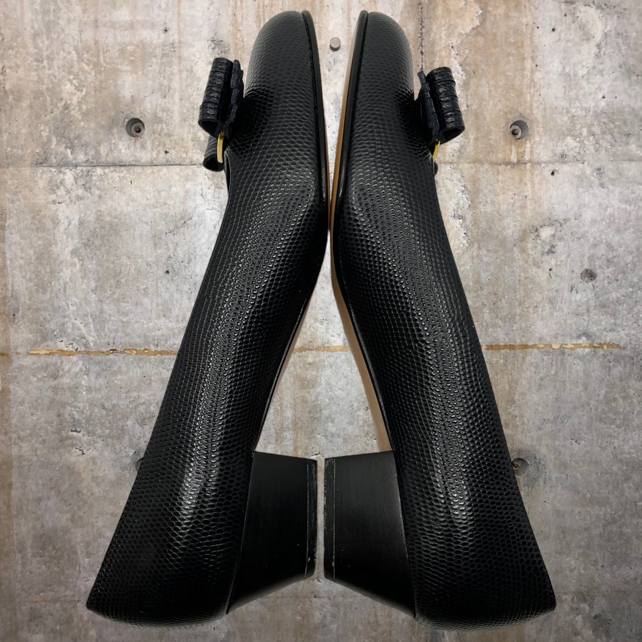 Salvatore Ferragamo(サルヴァトーレフェラガモ) ヴァラリボンパンプス 6 1/2(24cm程度) ブラック 型押しレザー