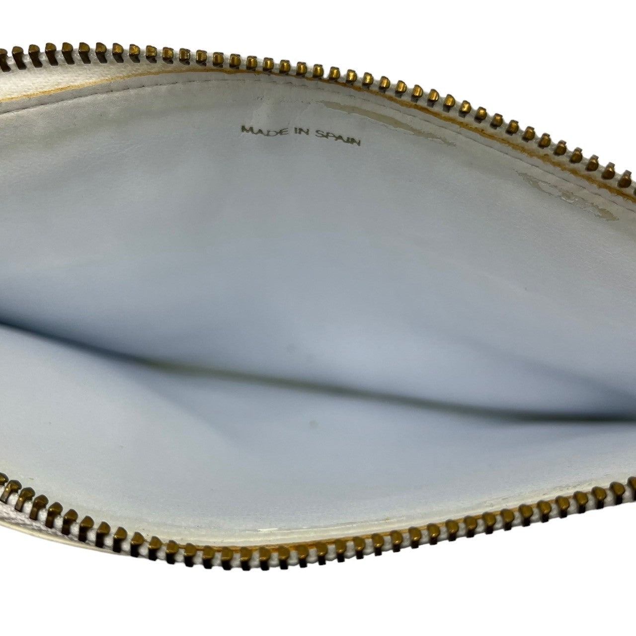 COMME des GARCONS(コムデギャルソン) テキストロゴ同色ドットポーチ オフホワイト 内側ハガレあり