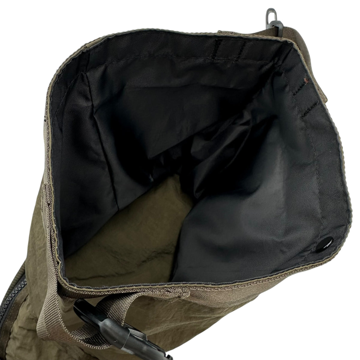 C.P.COMPANY(シーピーカンパニー) 2025SS Plain Paper Touch Waistbag プレーン ペーパー タッチ ウエスト バッグ 18CMAC298A モスグリーン ボディ 斜め掛け ポーチ