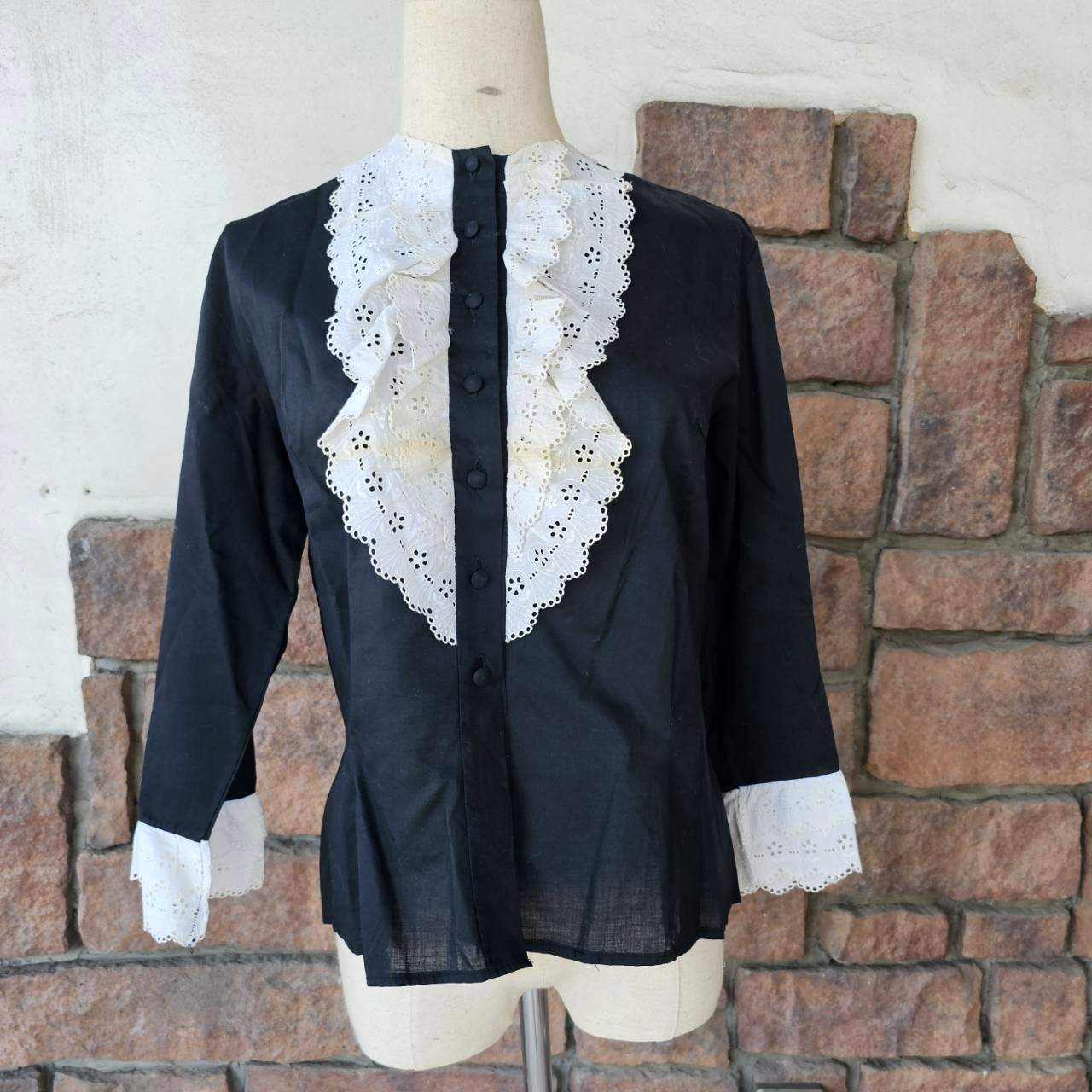 Euro vintage(ヨーロッパヴィンテージ) 60’s~black white cutwork frill lace classic cotton blouse クラシカルなフリルレースの長袖ブラウス M~L程度/シミ有 ホワイト×ブラック