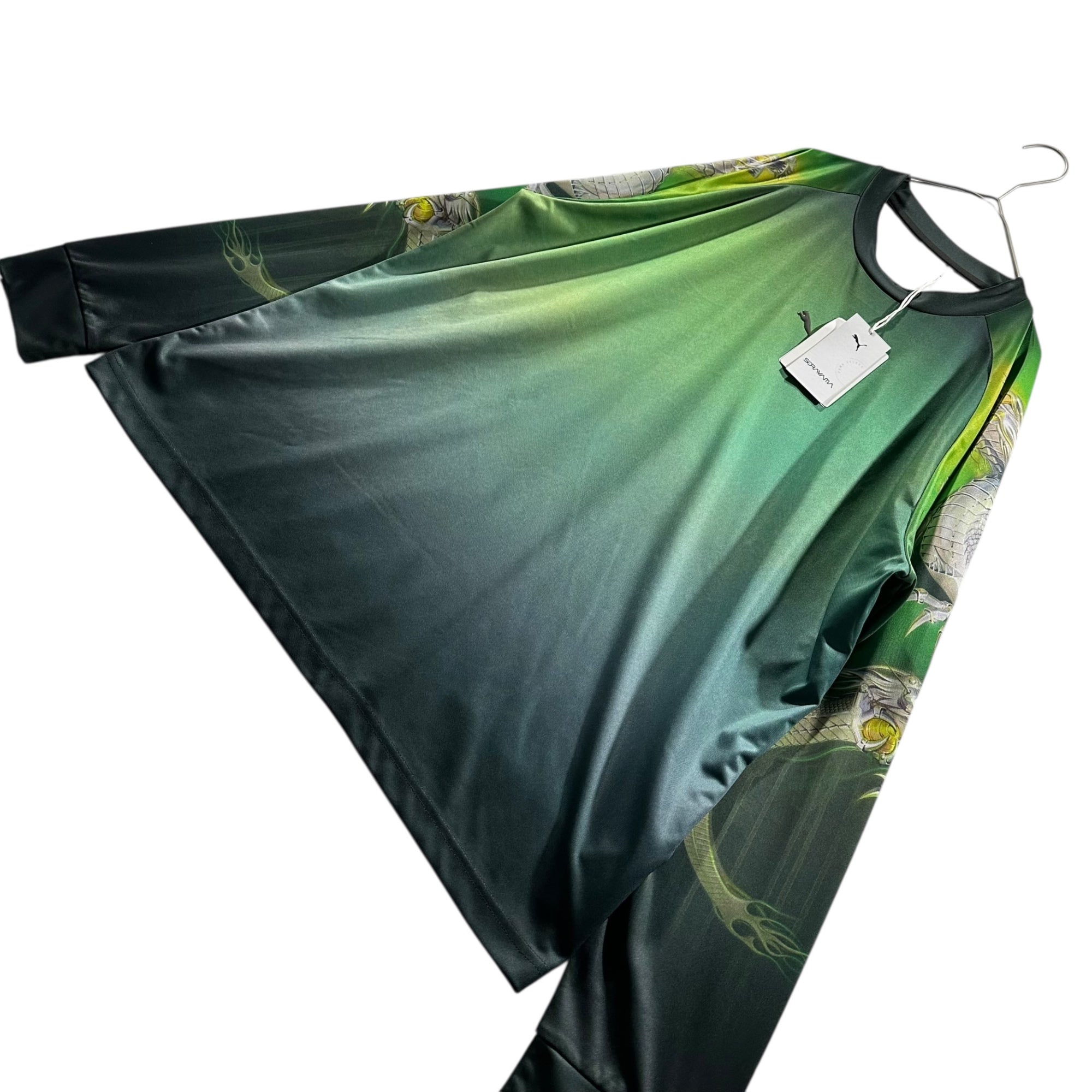 PUMA x SORAYAMA(プーマ × ソラヤマ) 24SS Surreal Futurism Dragon Long-Sleeve T-Shirt 超現実的なフューチャリズム ドラゴン 長袖 カットソー 626532 01 XL グリーン 空山 基氏コラボ 辰年
