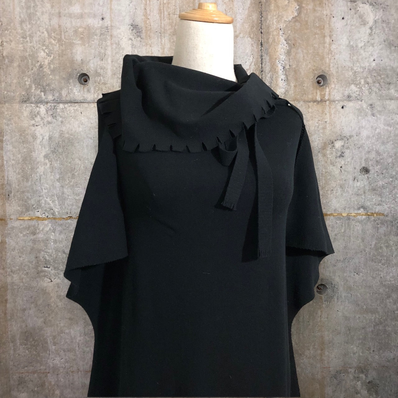 ISSEY MIYAKE FETEI(イッセイミヤケフェット) 07AW変形スリーブフリンジワンピース IF73KG534 2(Mサイズ) ブラック 平面パターン