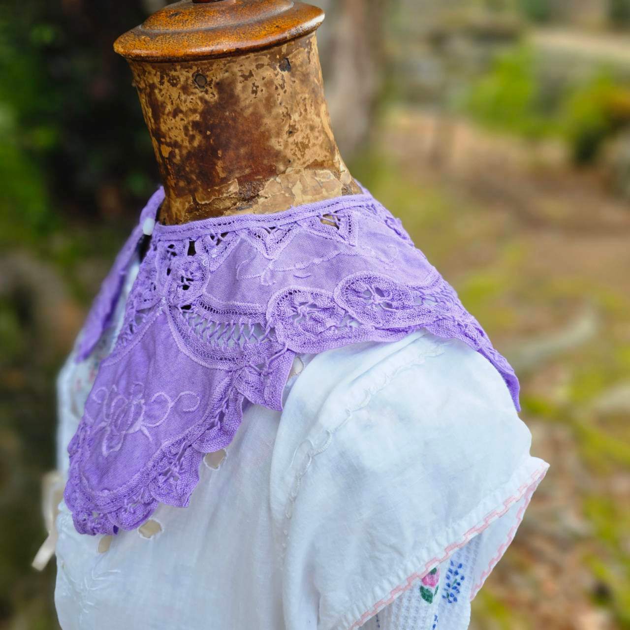 Euro vintage(ヨーロッパヴィンテージ) flower embroidery batten lace collar 花刺繍のバテンレースのつけ襟 ラベンダー 未使用に近い/後染め加工 ラベンダー