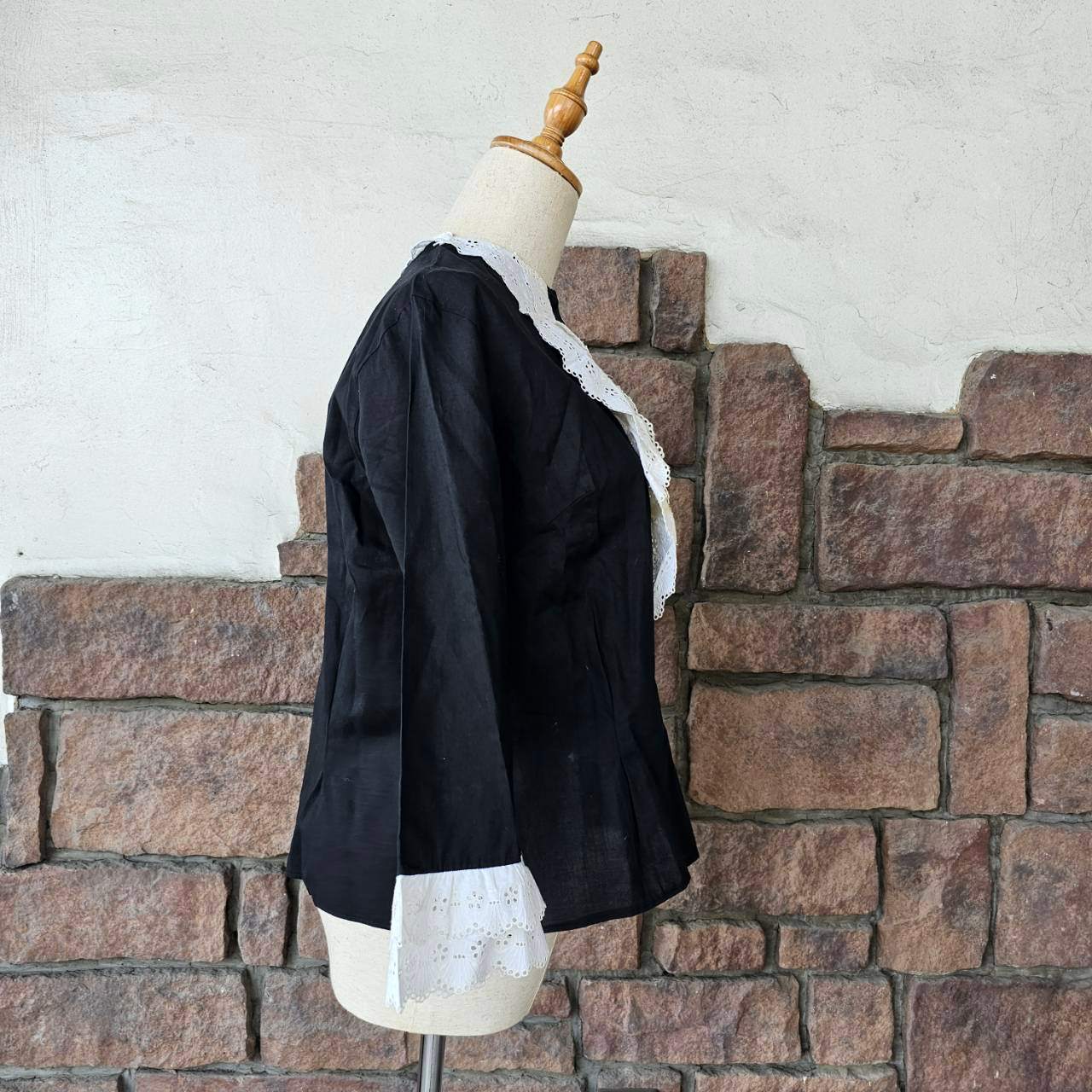 Euro vintage(ヨーロッパヴィンテージ) 60’s~black white cutwork frill lace classic cotton blouse クラシカルなフリルレースの長袖ブラウス M~L程度/シミ有 ホワイト×ブラック