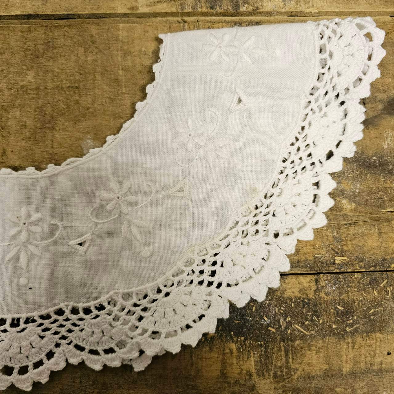 Euro vintage(ヨーロッパヴィンテージ) cottonlinen flower embroidery mini collar コットンリネンの花刺繍入りちいさなつけ襟 未使用に近い ホワイト