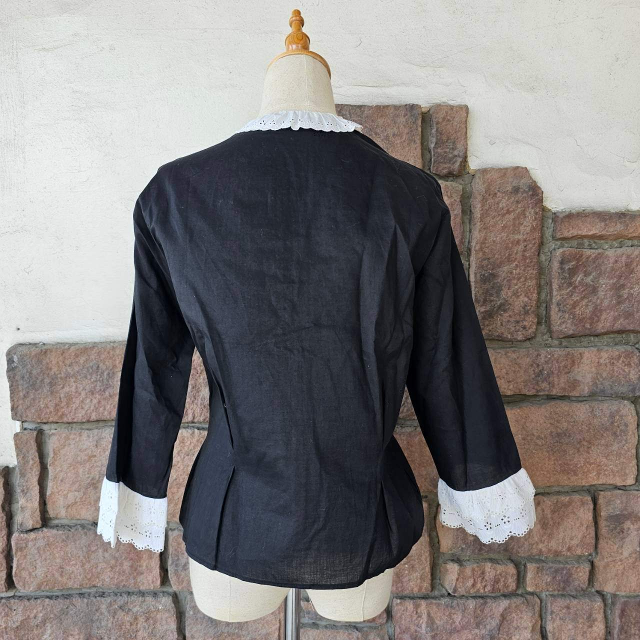 Euro vintage(ヨーロッパヴィンテージ) 60’s~black white cutwork frill lace classic cotton blouse クラシカルなフリルレースの長袖ブラウス M~L程度/シミ有 ホワイト×ブラック