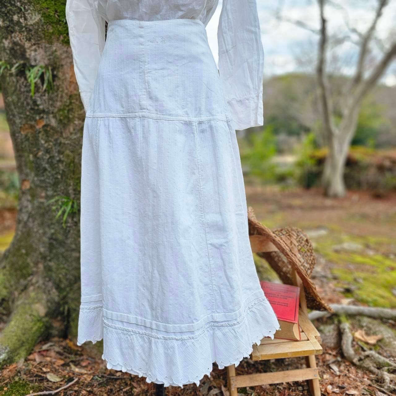 Euro vintage(ヨーロッパヴィンテージ) 30’s~「MB」 initials cutwork rim white cotton petticoat skirt ネーム刺繍入りカットワークレースのペチコートスカート Sサイズ程度 ホワイト