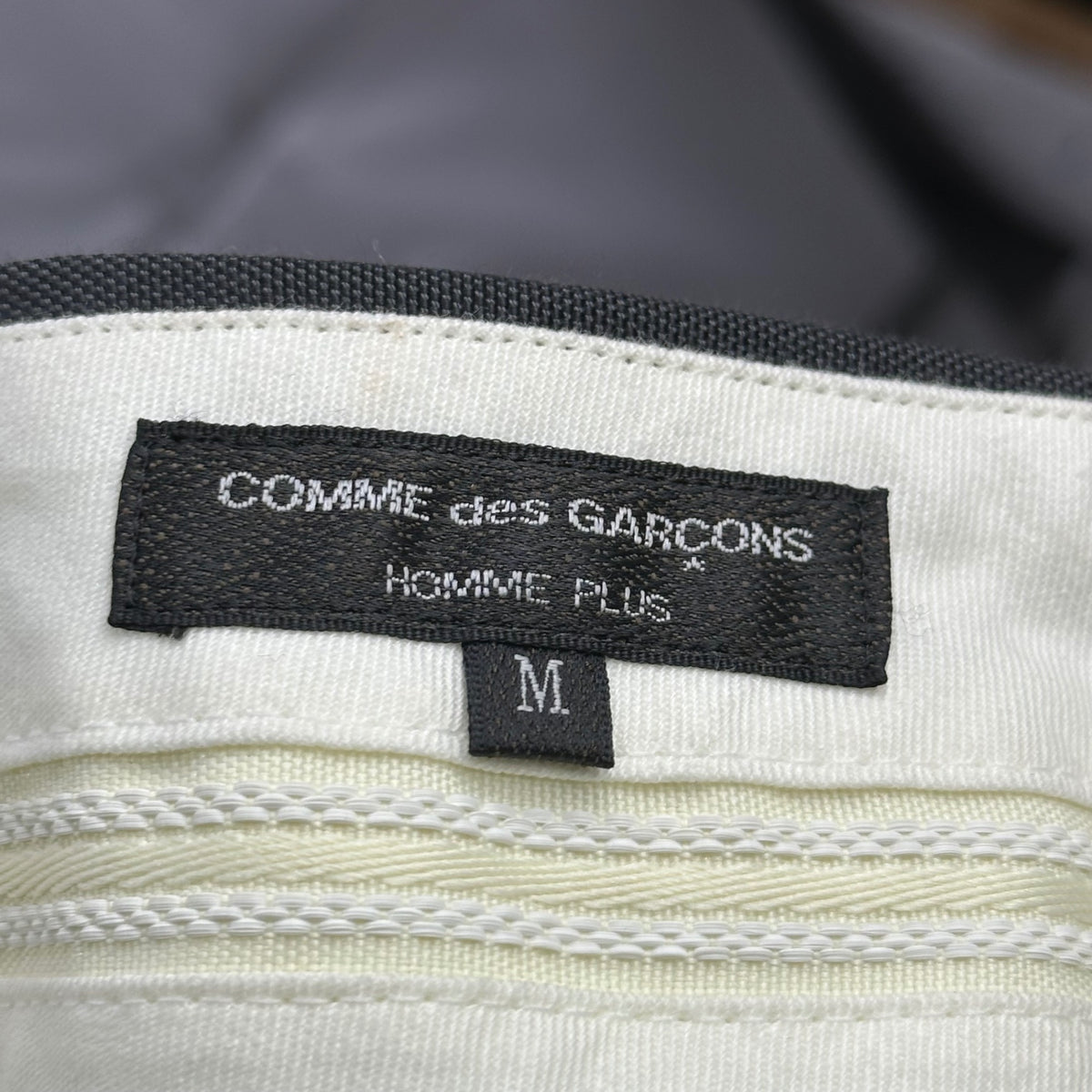 COMME des GARCONS HOMME PLUS(コムデギャルソンオムプリュス) 2005AW Mesh-Lined Striped Panel Velvet-Trimmed Tuxedo Jacket Pants Set 裏地メッシュ ストライプ切替 ベロアテープ タキシード ジャケット パンツ セットアップ スーツ JKT:PP-J060 BOTTOMS:PP-P046 M ブラック AD2005 裏返し着用可能 スポーツテーラリング期