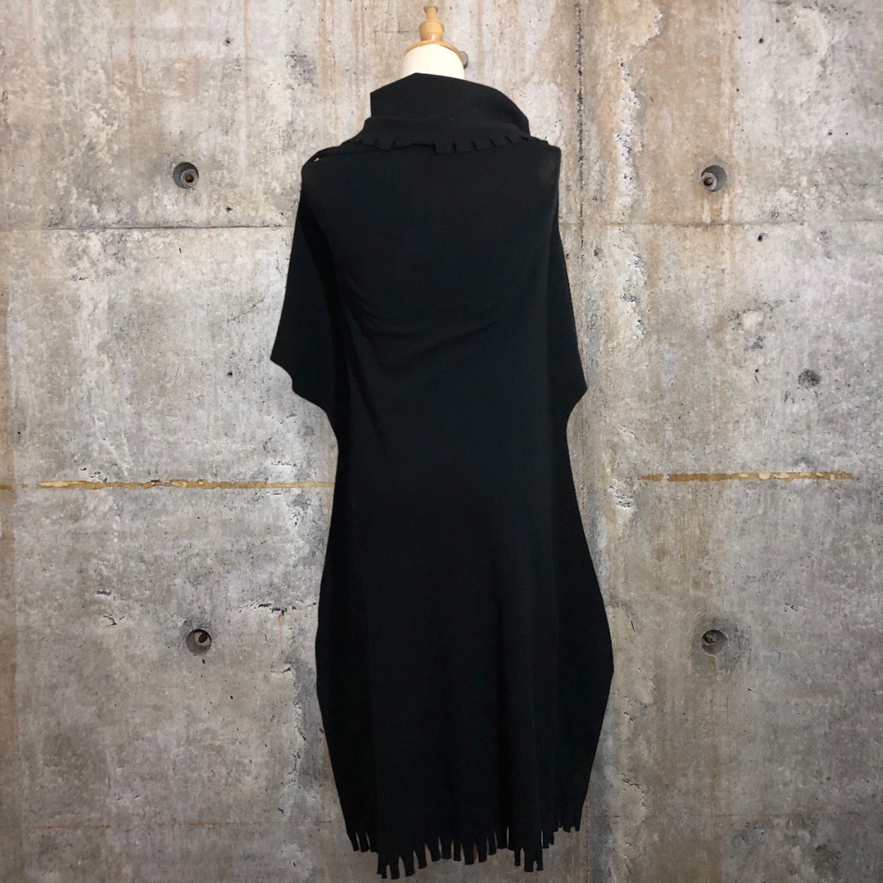 ISSEY MIYAKE FETEI(イッセイミヤケフェット) 07AW変形スリーブフリンジワンピース IF73KG534 2(Mサイズ) ブラック 平面パターン