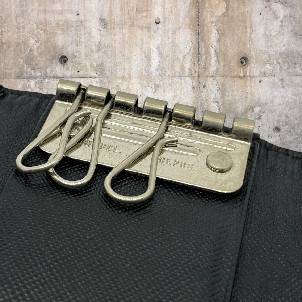 PRADA(プラダ) トライアングルロゴナイロンキーケース ブラック