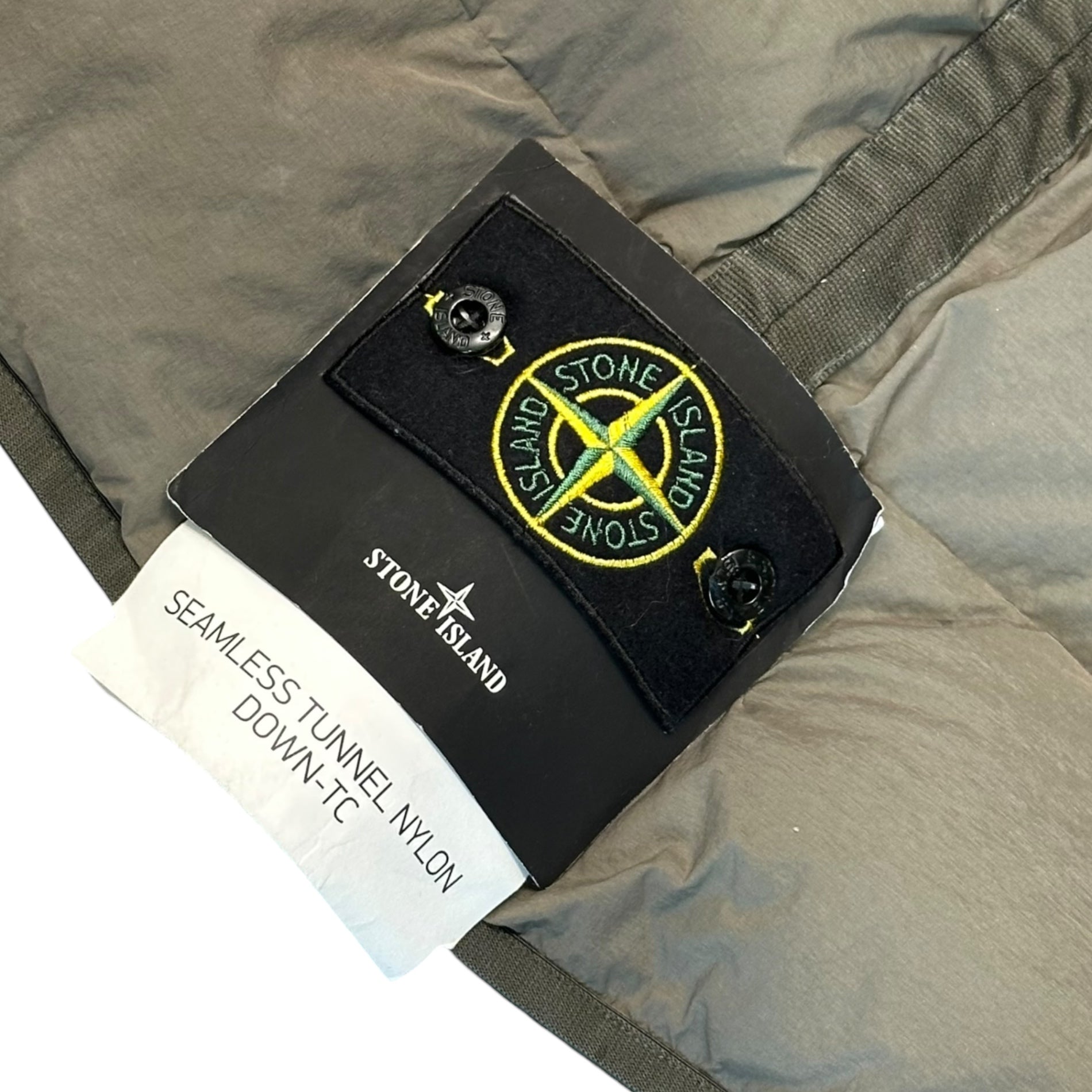 STONE ISLAND(ストーンアイランド) 24AW SEAMLESS TUNNEL NYLON DOWN -TC シームレス タンネル ナイロン ダウン ベスト 8115G0828 XL カーキ