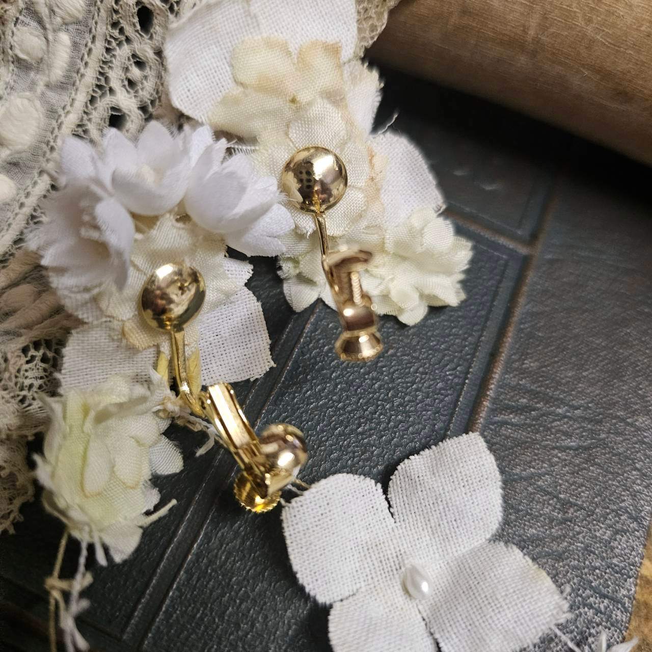 m.soeur(エムスール) クララとスズランのイヤリング 8003-E ホワイト