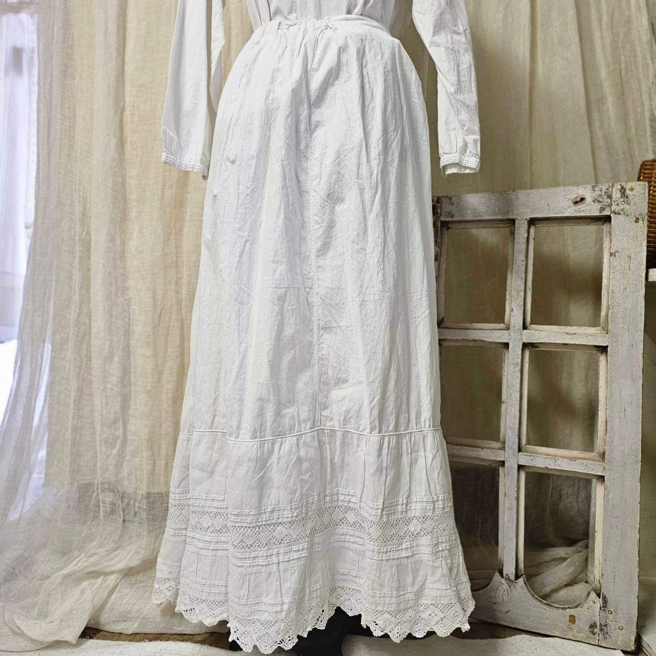 Euro antique(ヨーロッパアンティーク) white cotton red HV initials crochet lace ruffle hem long petit coat skirt イニシャル刺繍と手仕事レース裾デザインのホワイトコットンロングスカート 表記無し(S~M程度) ホワイト about 1890∼1910's