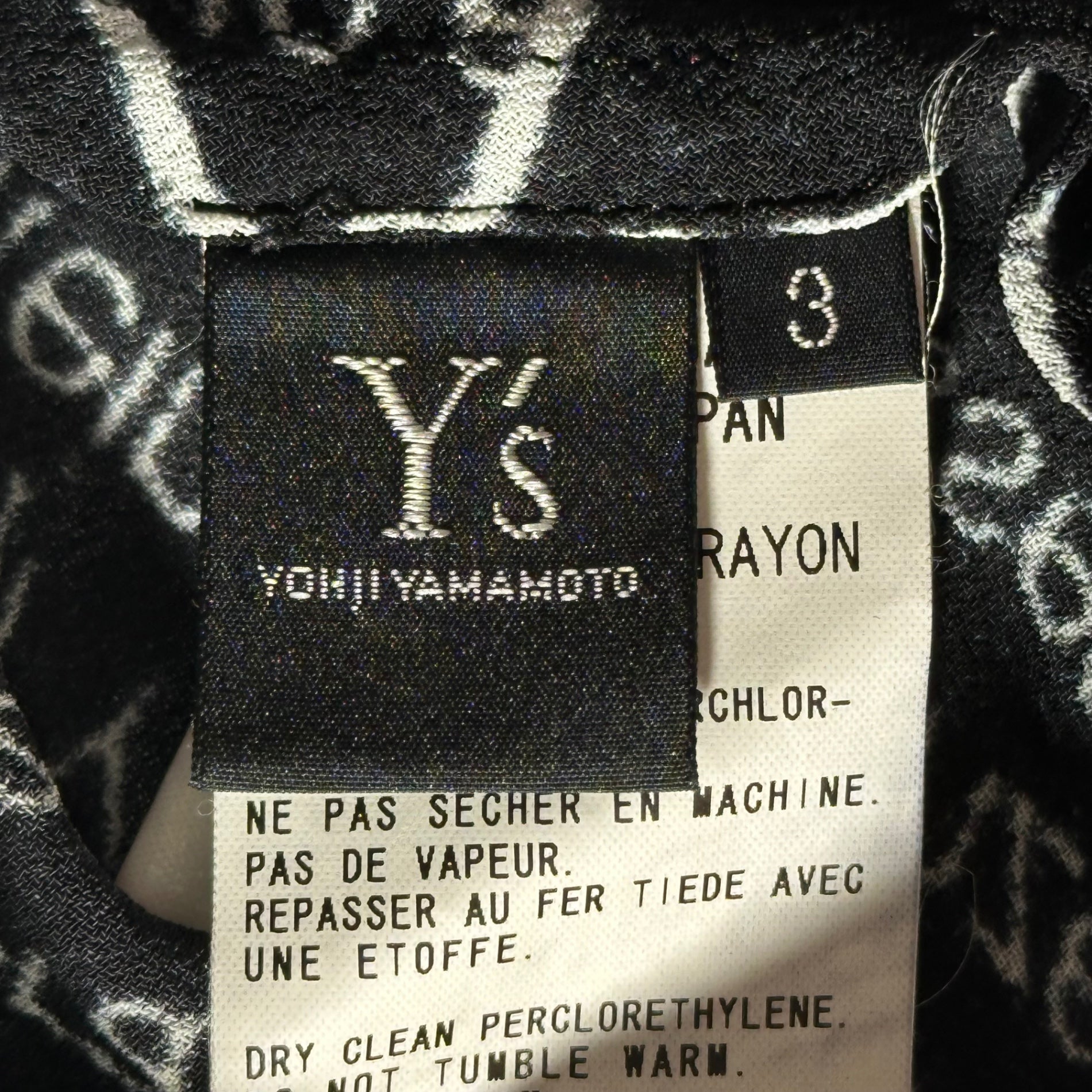 Y's(ワイズ) Newspaper Print Rayon Sleeveless Blouse ニュースペーパー プリント レーヨン ノースリーブ ブラウス YY-B23-225 3 ブラック×ホワイト