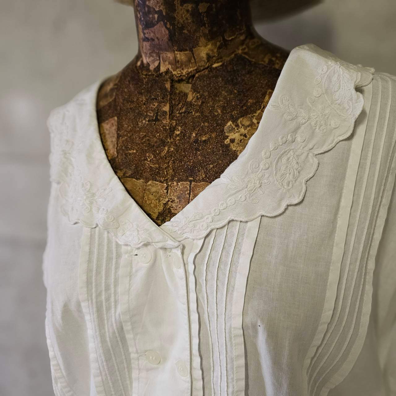Euro vintage(ヨーロッパヴィンテージ) 70's~embroidered big collar V-neck sleeveless white cotton blouse 大きな刺繍襟のホワイトコットンブラウス ベスト 3(M~L程度) / 微細なシミ有 ホワイト