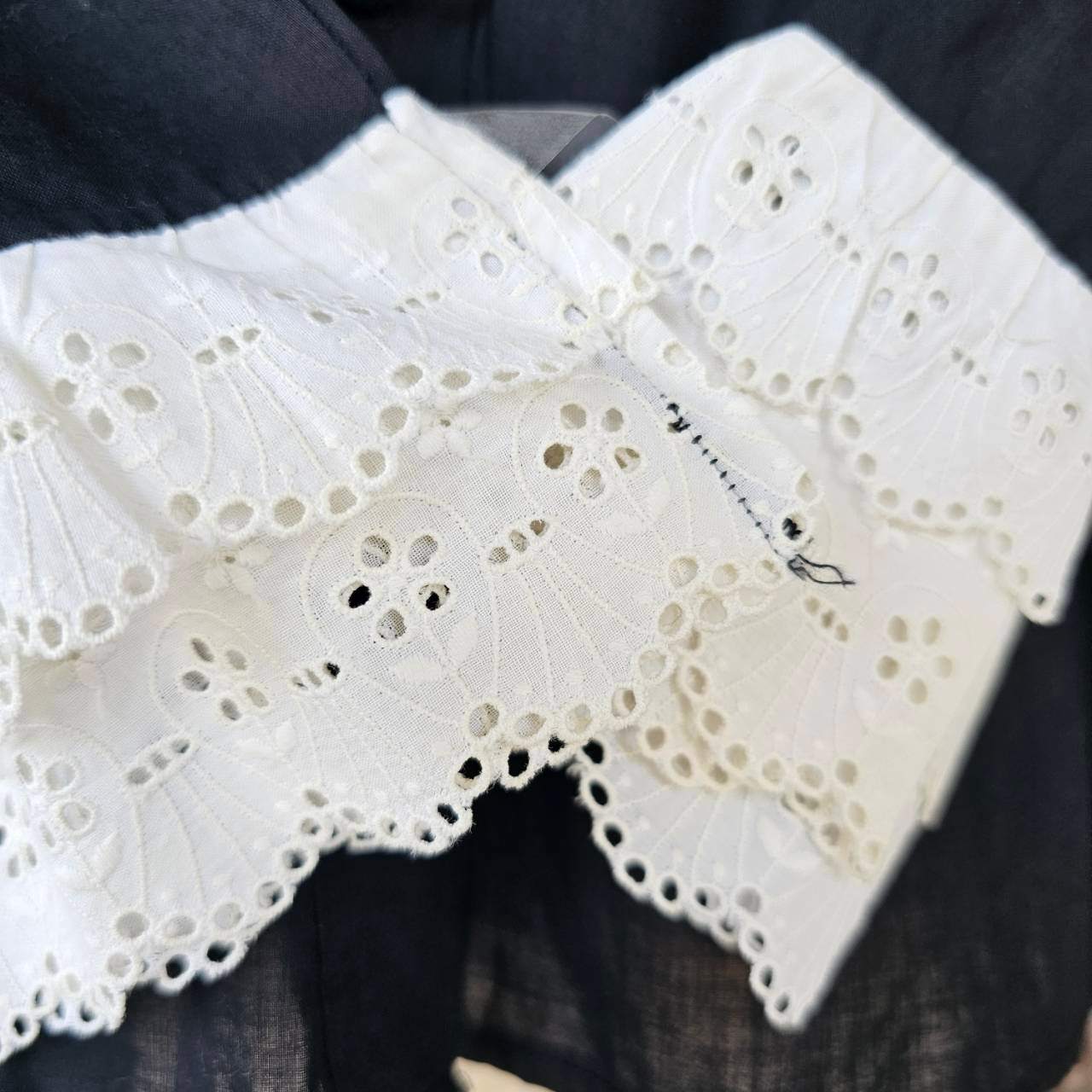 Euro vintage(ヨーロッパヴィンテージ) 60’s~black white cutwork frill lace classic cotton blouse クラシカルなフリルレースの長袖ブラウス M~L程度/シミ有 ホワイト×ブラック